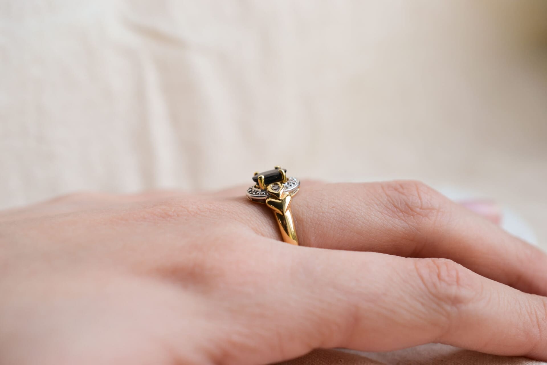 Bague Saphir taille ovale entourage Diamants