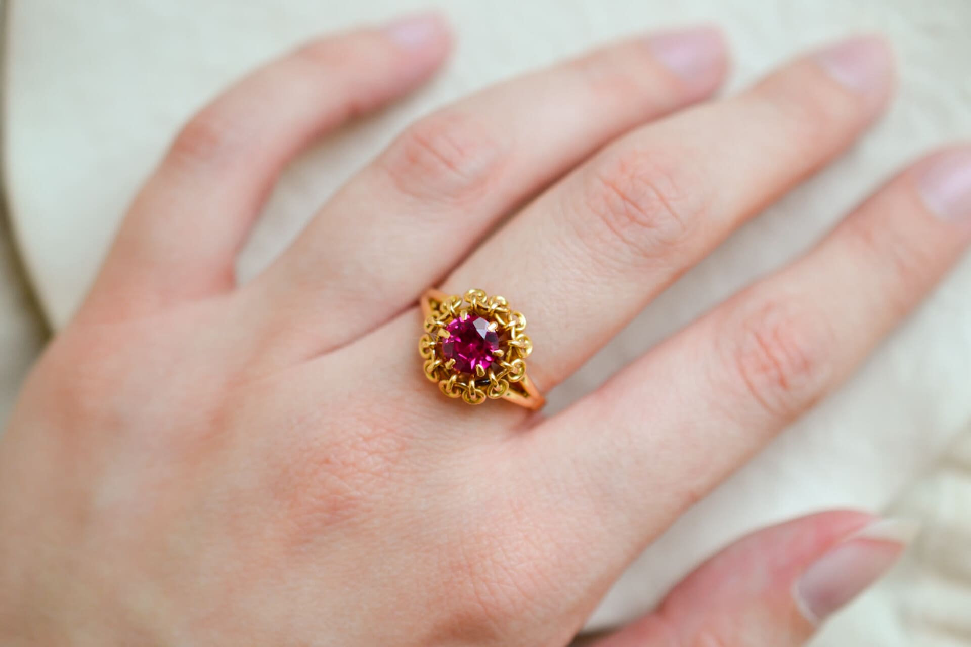 Bague circulaire Rubis de synthèse serti griffes