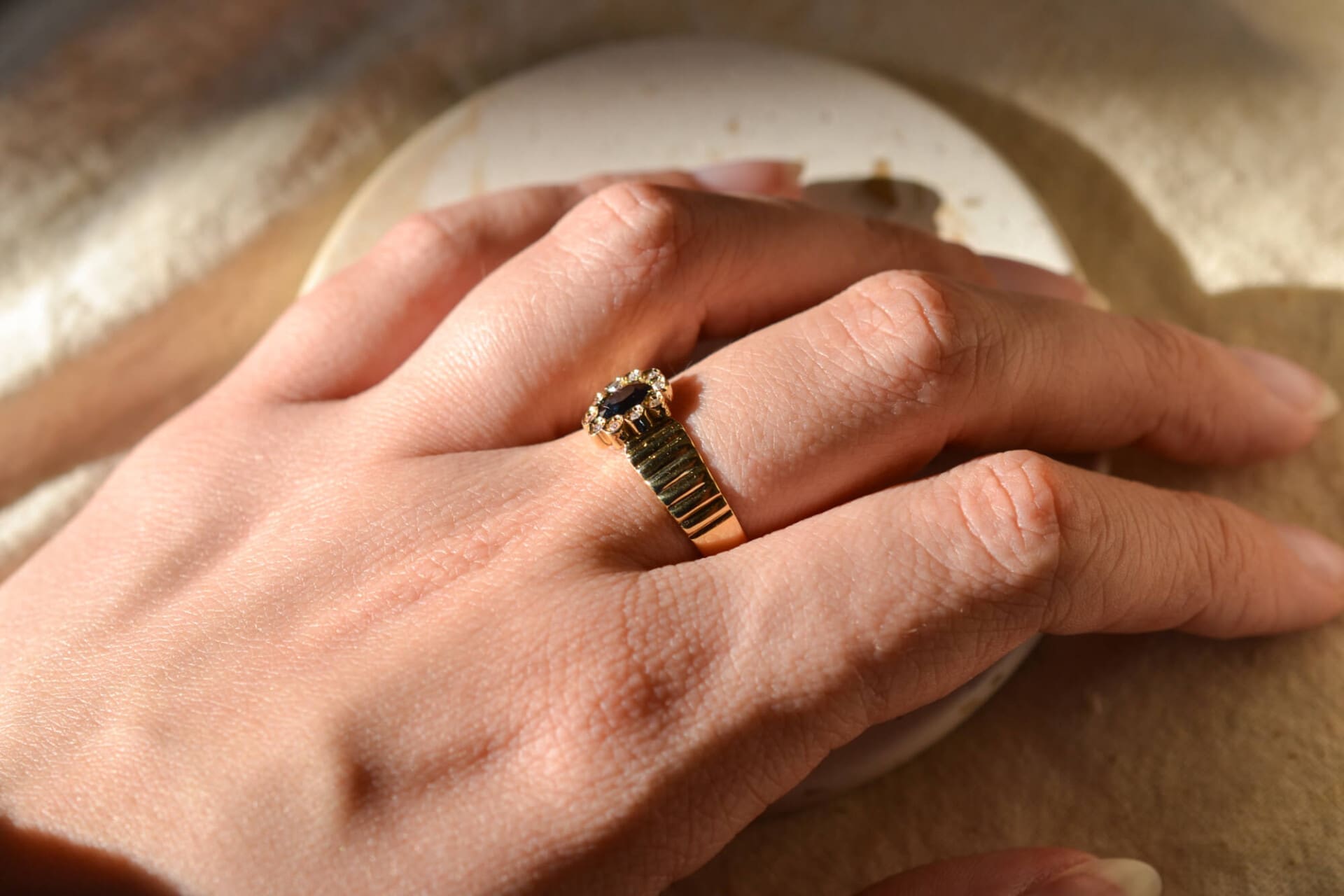 Bague fleur striée Saphir et Diamants