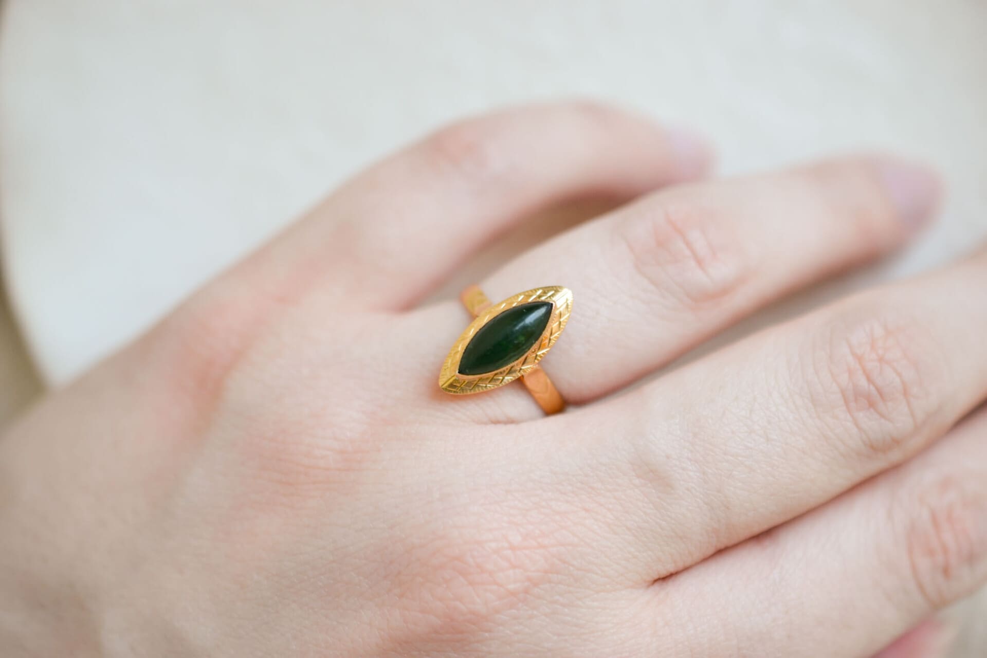 Bague Navette pierre verte