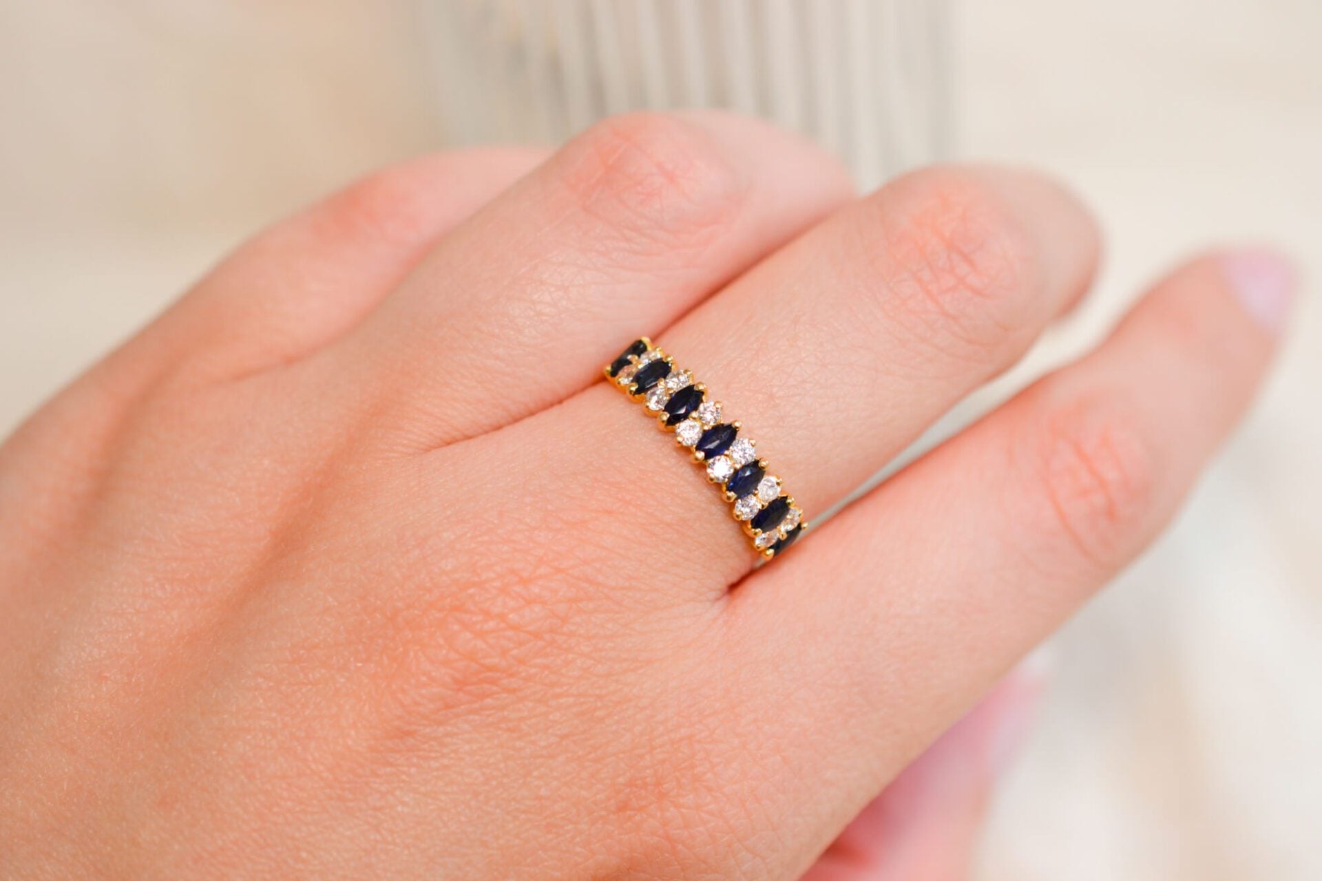 Bague Jarretière Saphirs et Oxydes