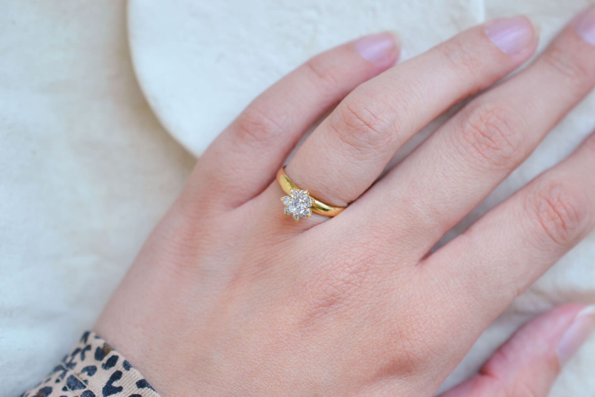 Bague fleur pierres blanches
