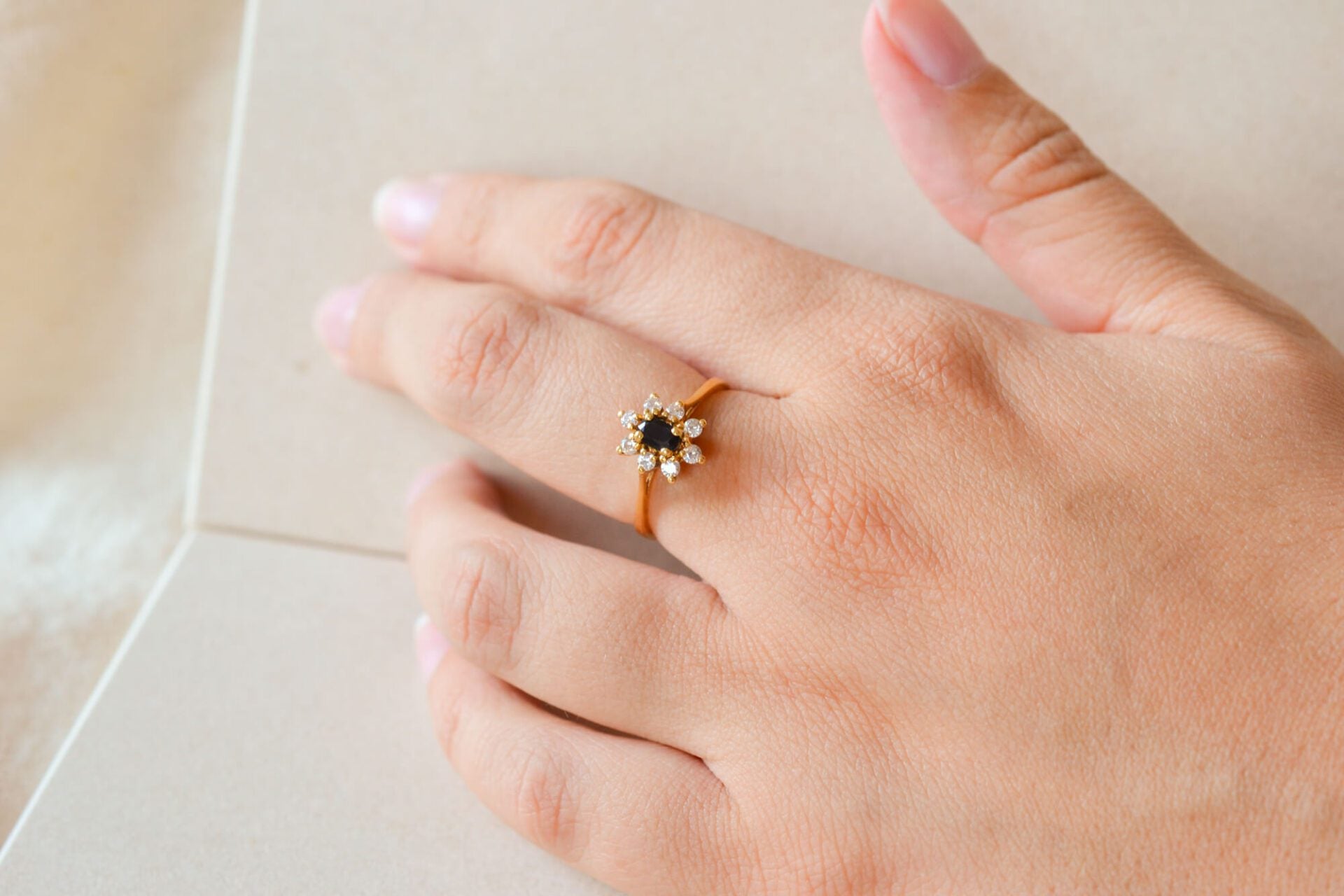 Bague Marguerite Saphir Entourage Pierres Blanches