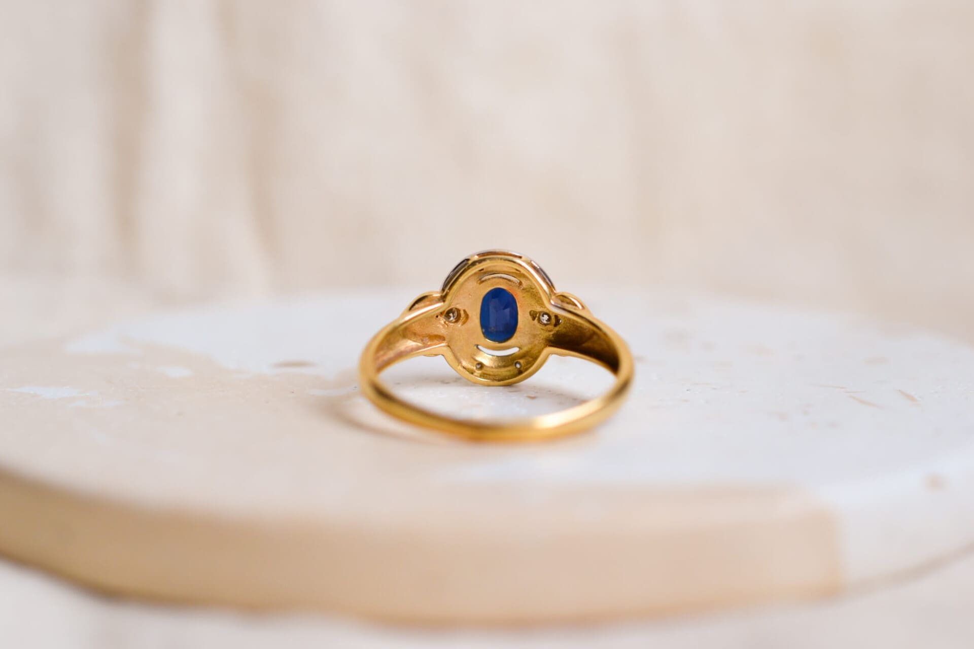 Bague Saphir taille ovale entourage Diamants