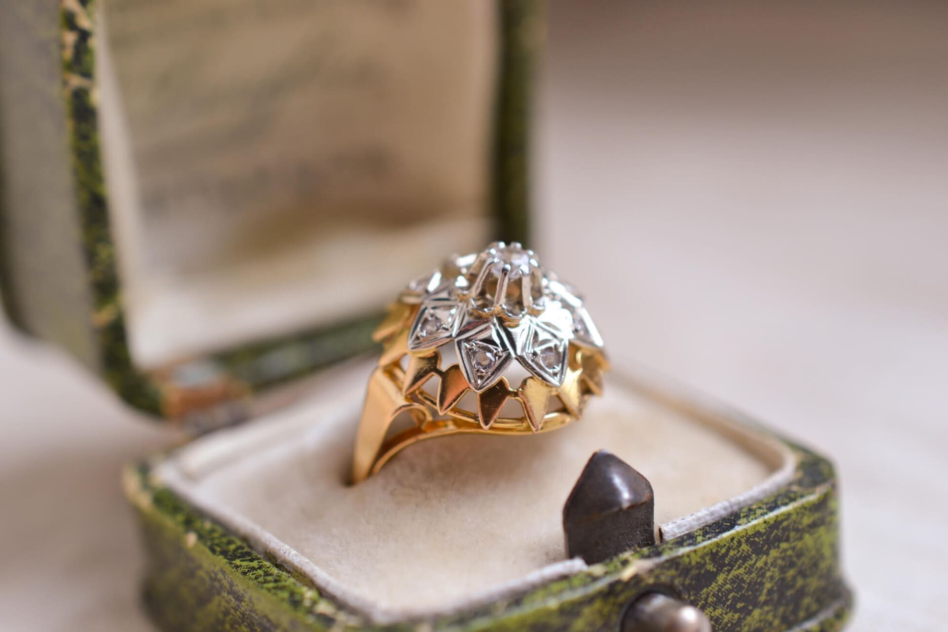 Bague dôme 2 Ors pierres blanches