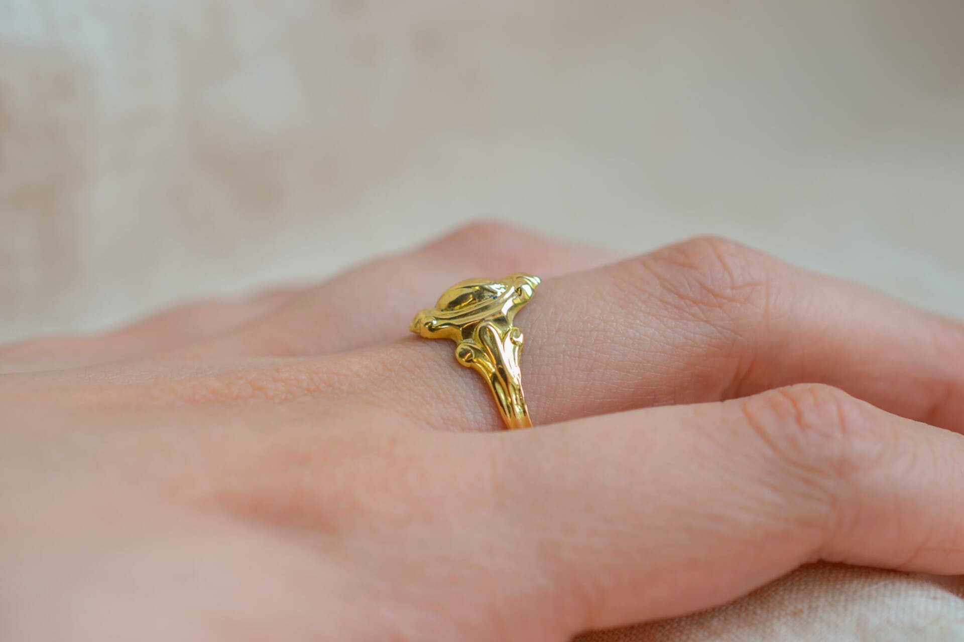 Bague écusson oval bandeau ciselé
