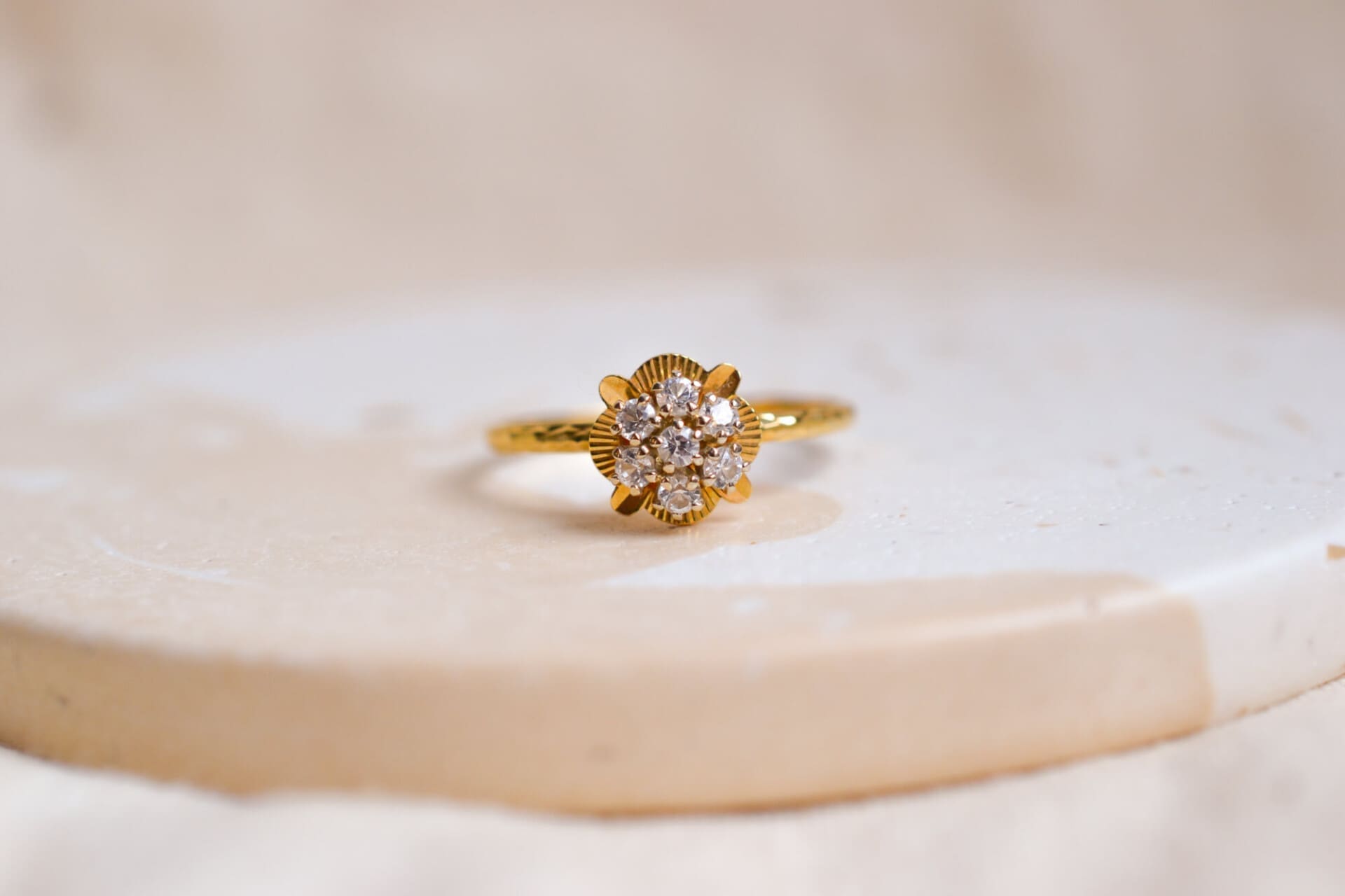 Bague fleur ciselée pierres blanches