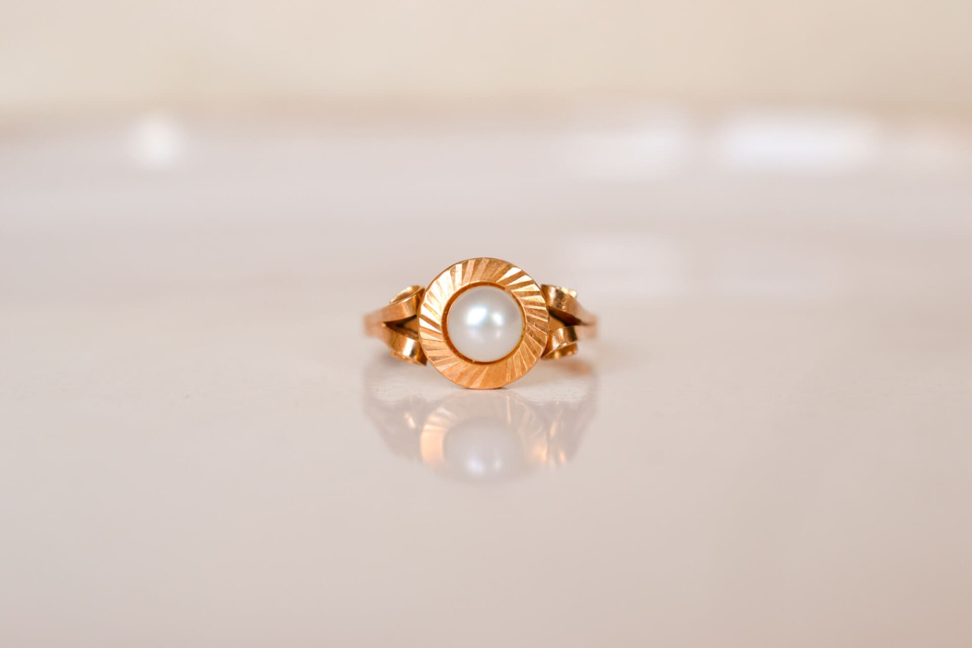 Bague Perle monture striée arabesques