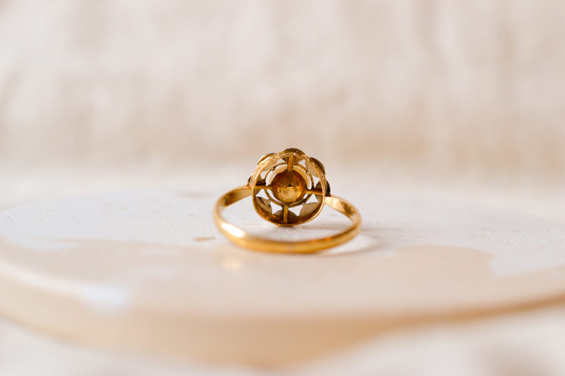 Bague Perle entourage festonné