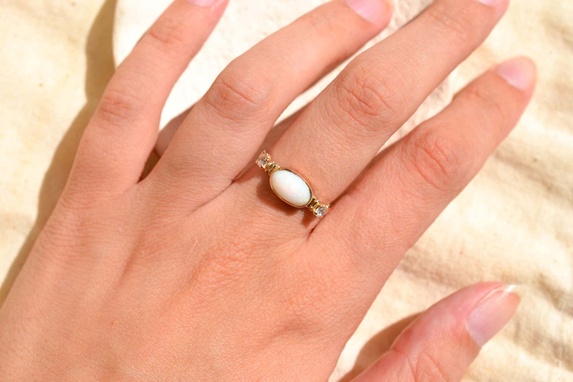 Bague Opale taille ovale et Oxydes