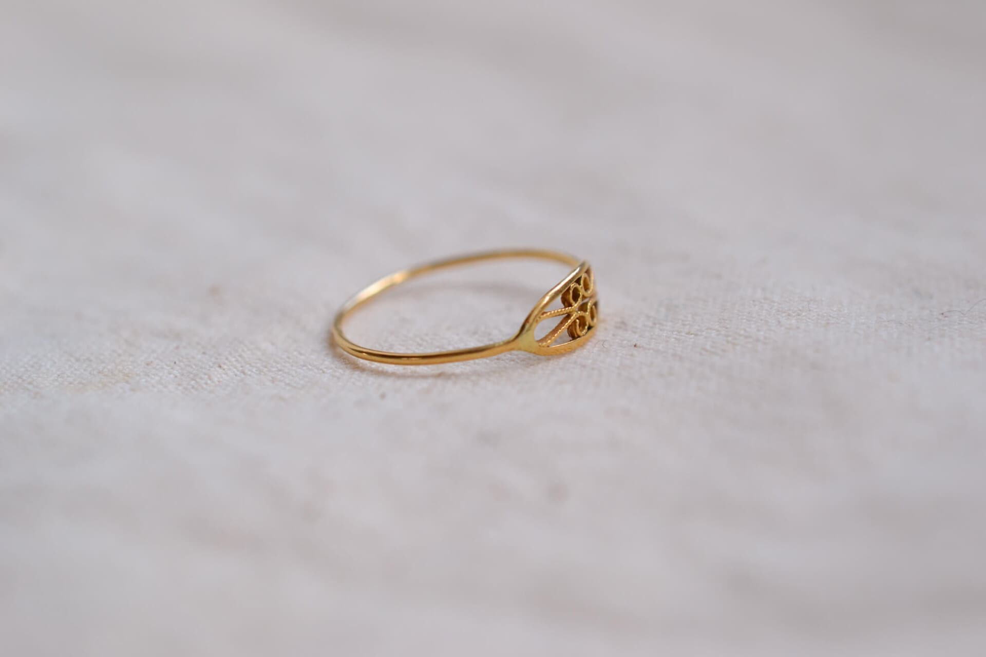 Bague fine à maillon navette filigrané