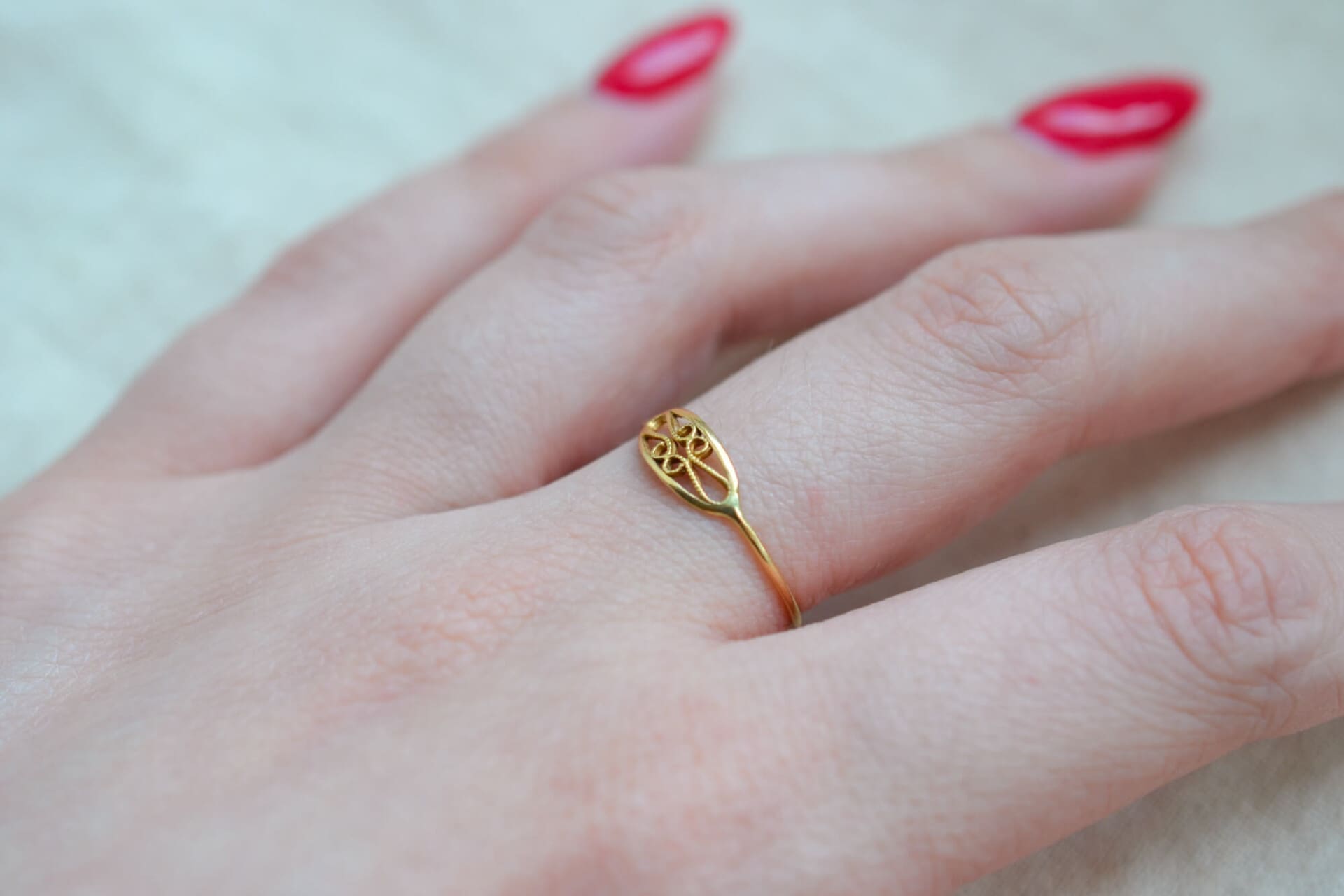Bague fine à maillon navette filigrané