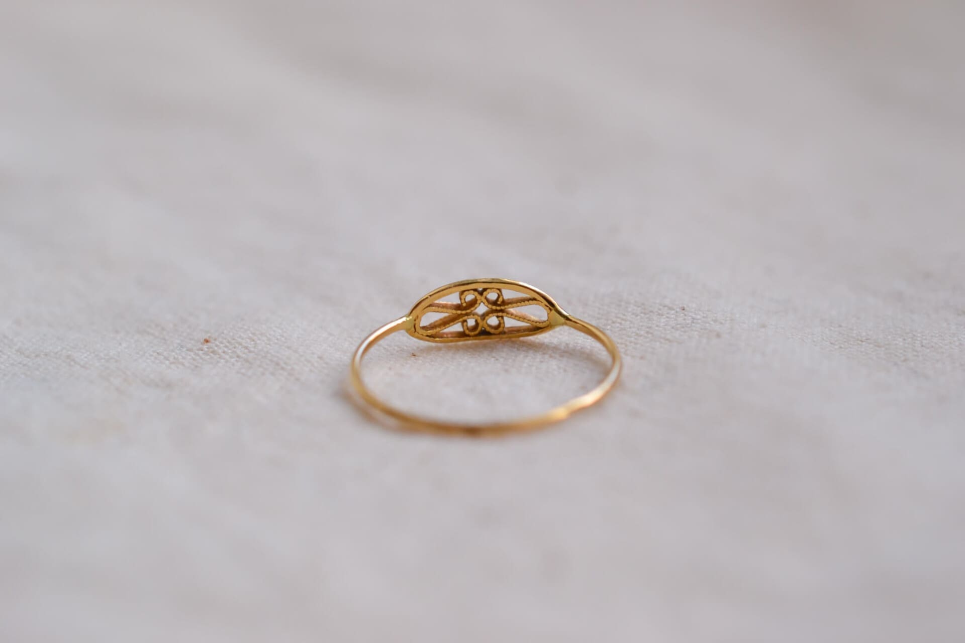 Bague fine à maillon navette filigrané