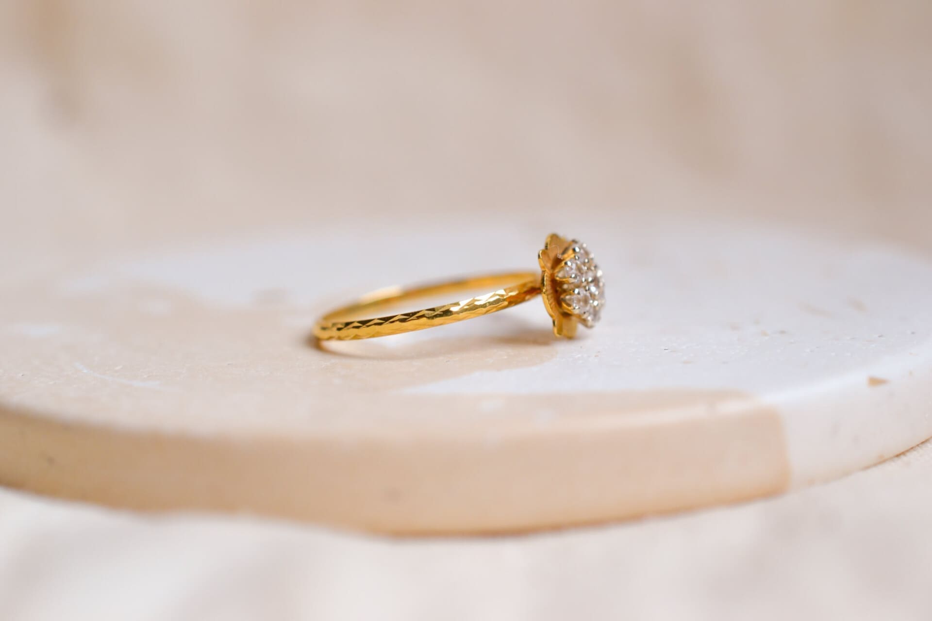 Bague fleur ciselée pierres blanches