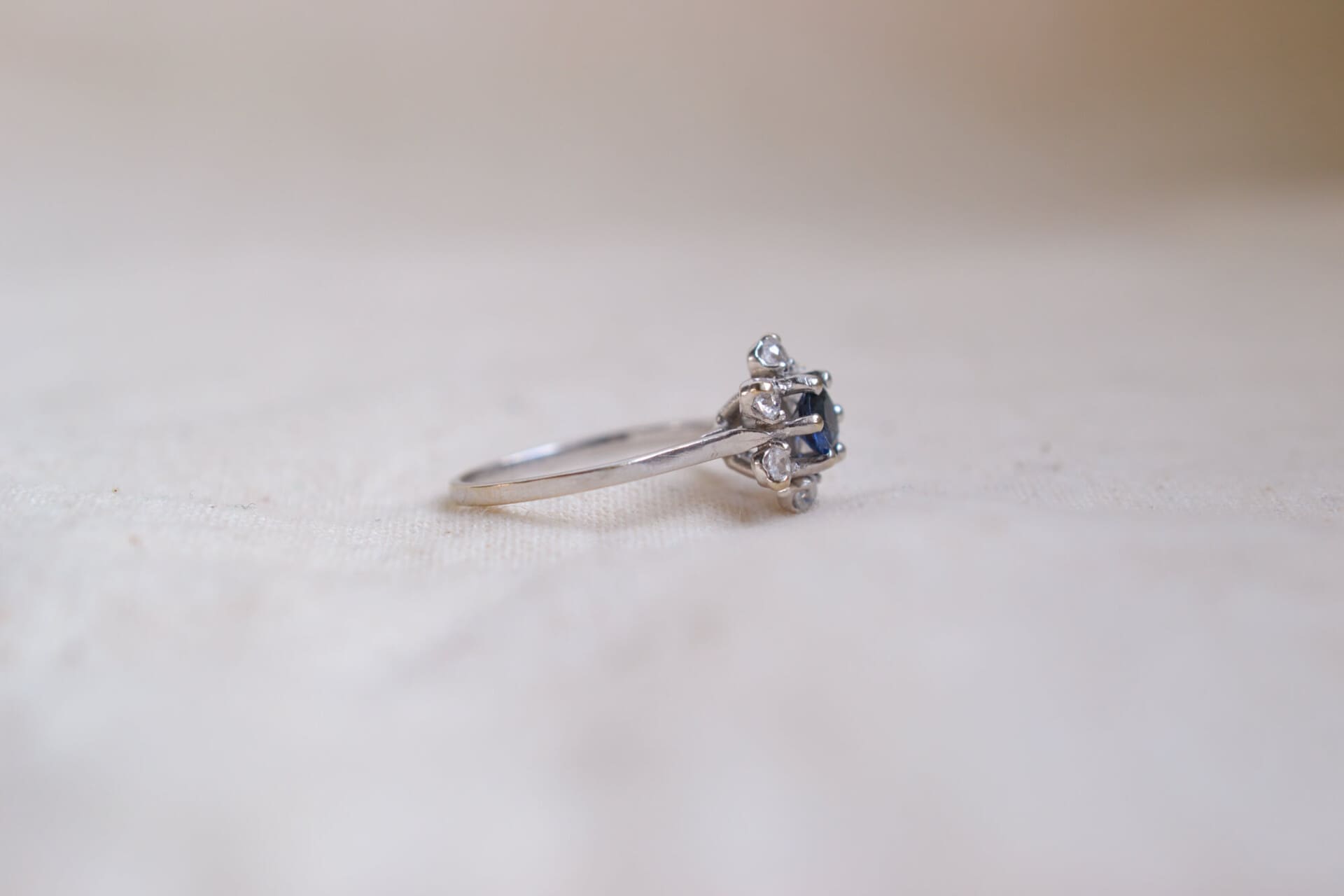 Bague fleur Saphir et pierres blanches