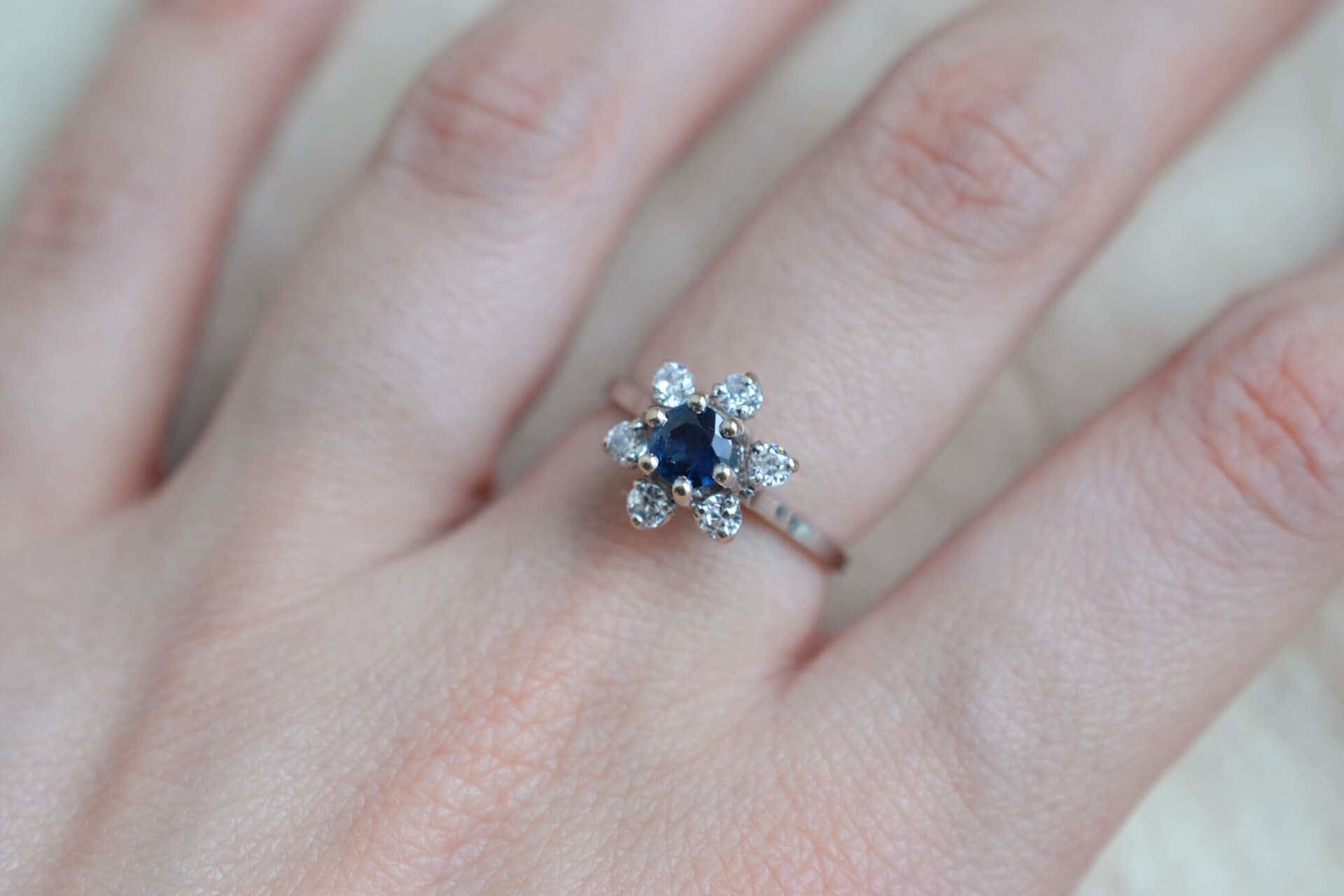 Bague fleur Saphir et pierres blanches