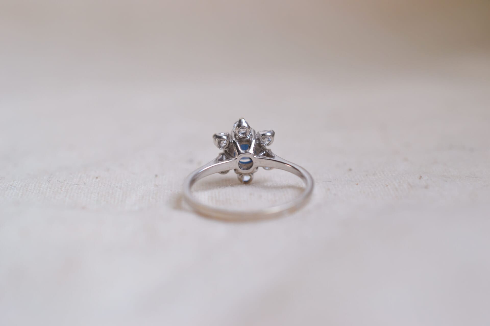Bague fleur Saphir et pierres blanches