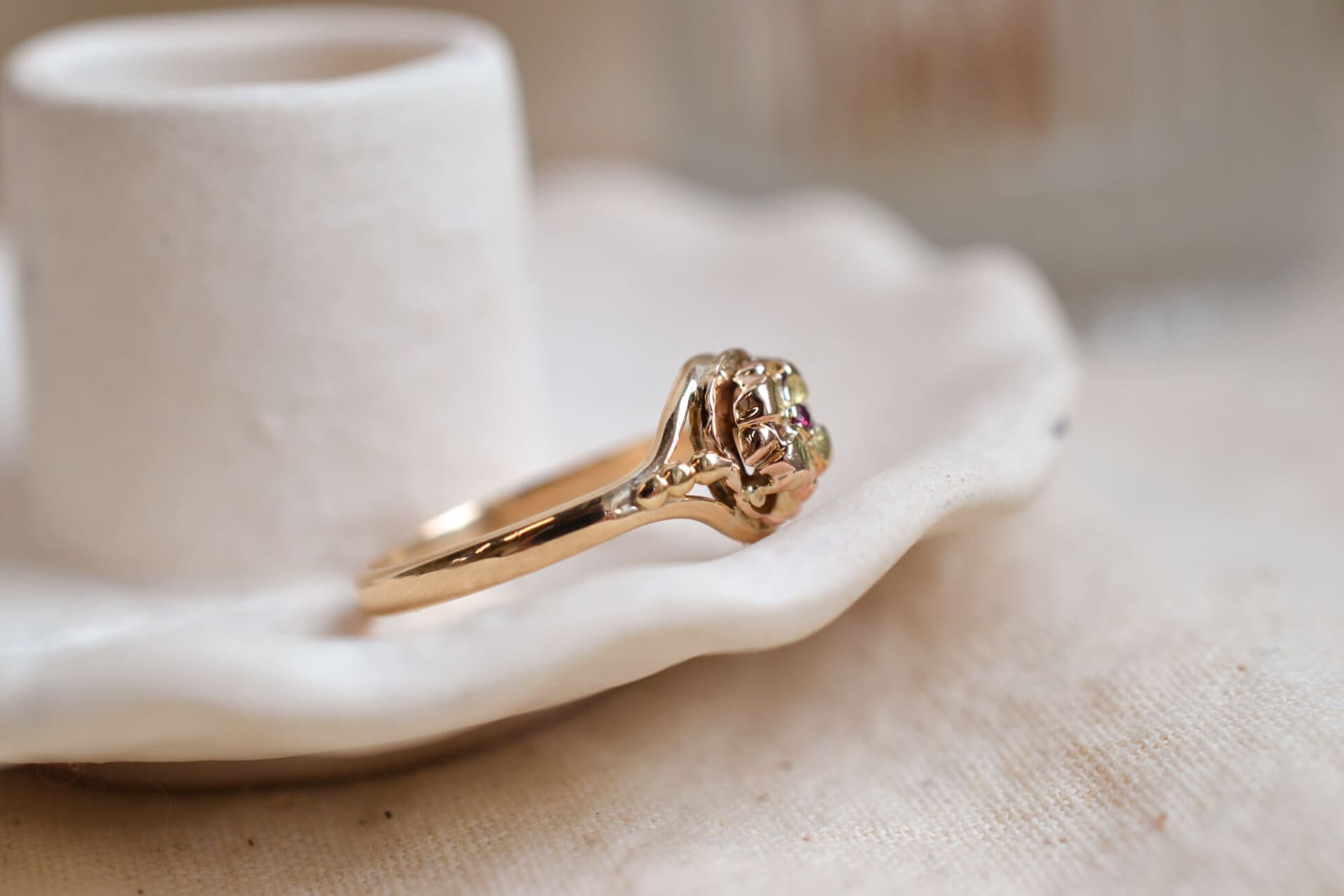 Bague fleur Saphir rouge