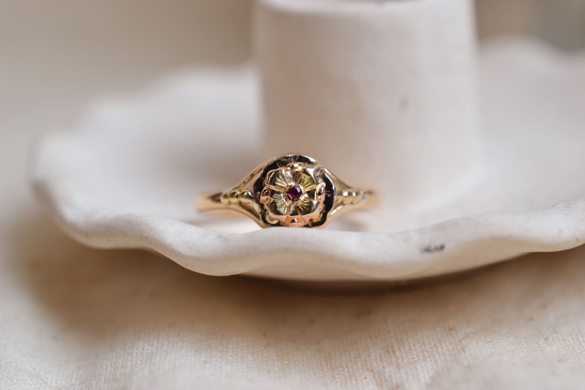 Bague fleur Saphir rouge