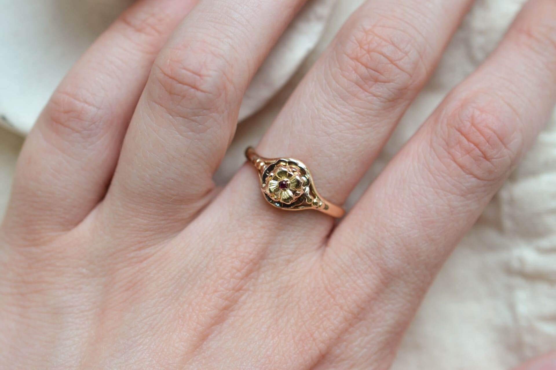 Bague fleur Saphir rouge