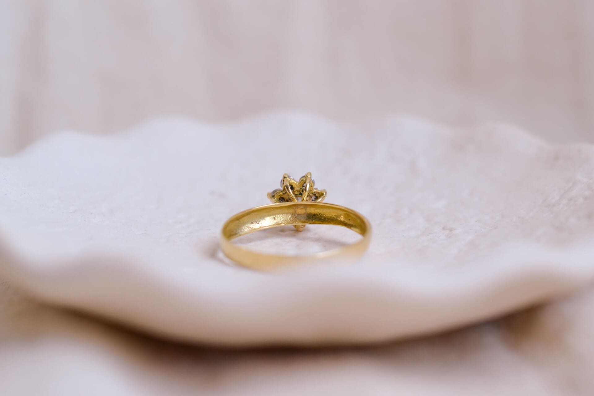 Bague fleur pierres blanches