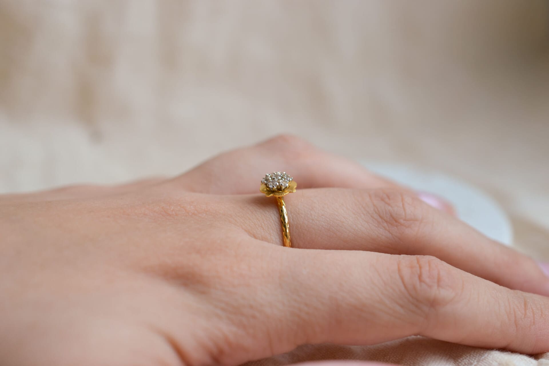 Bague fleur ciselée pierres blanches