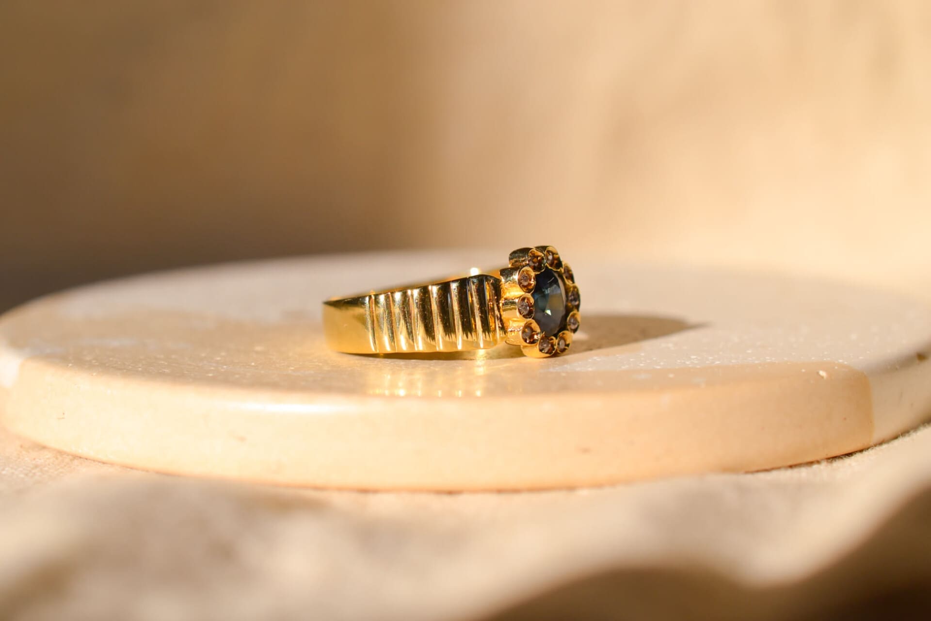 Bague fleur striée Saphir et Diamants