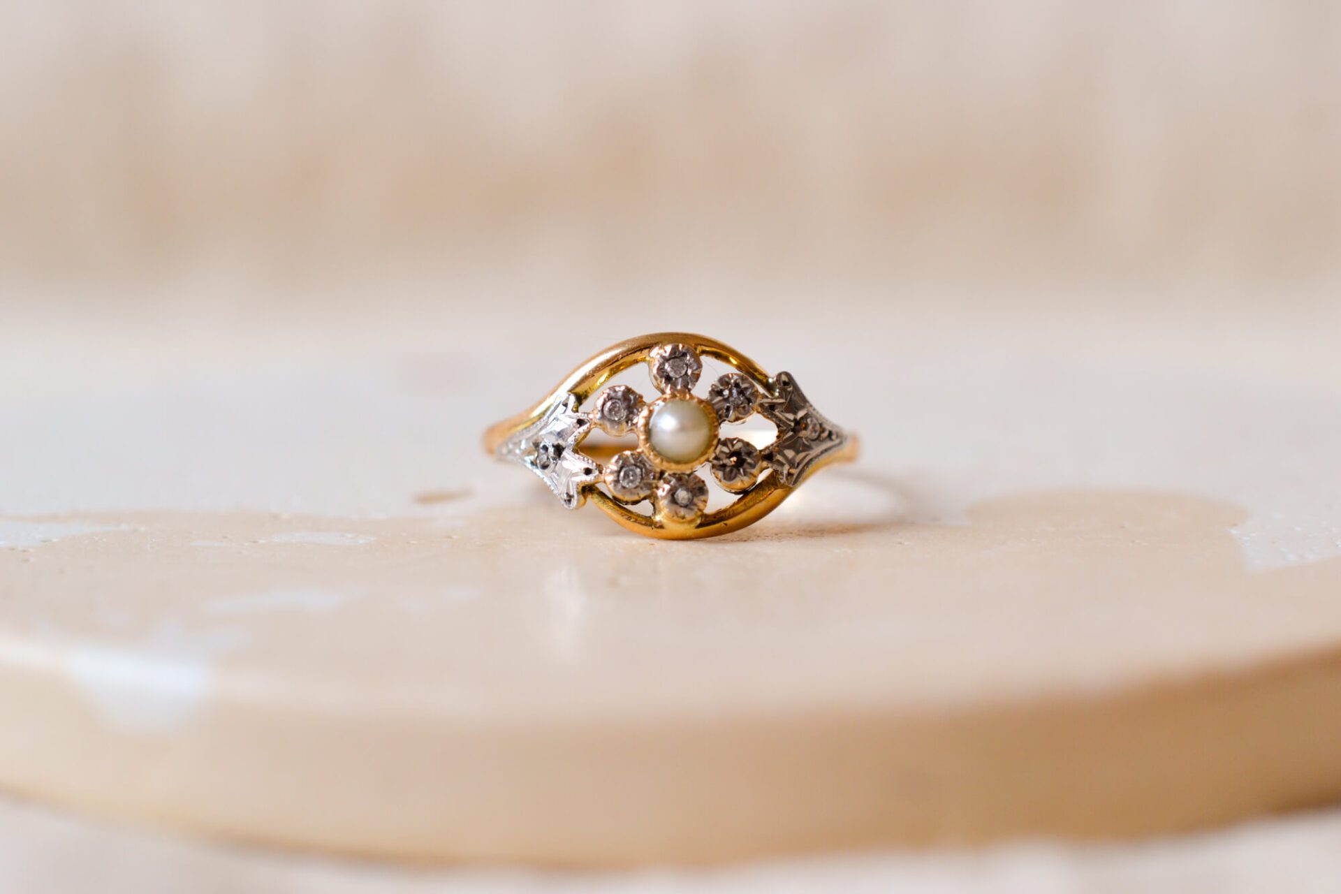 Bague fleur ajourée Diamant et Perle