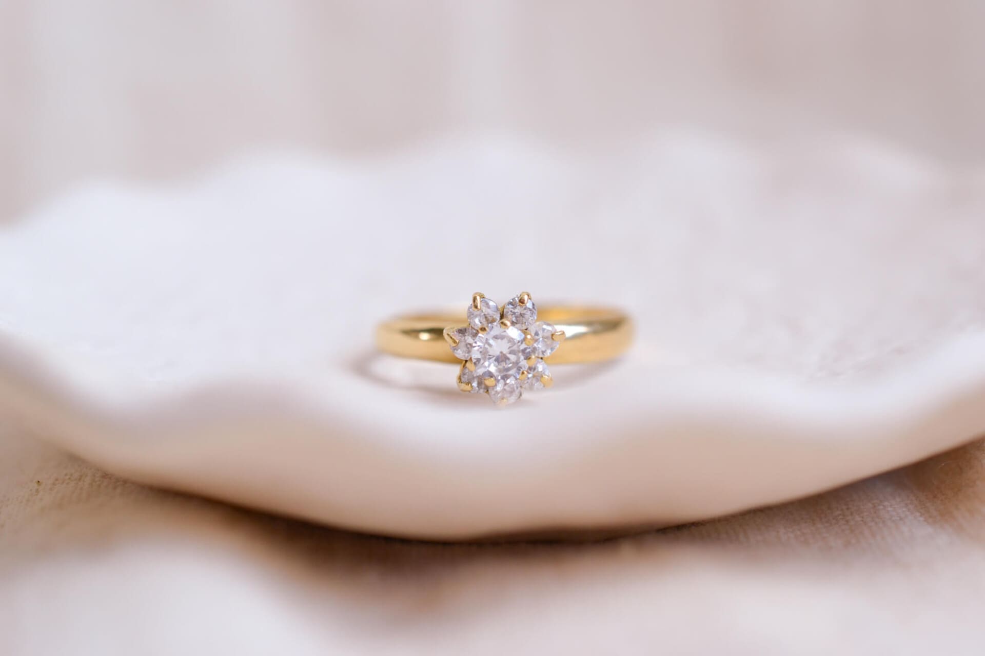 Bague fleur pierres blanches