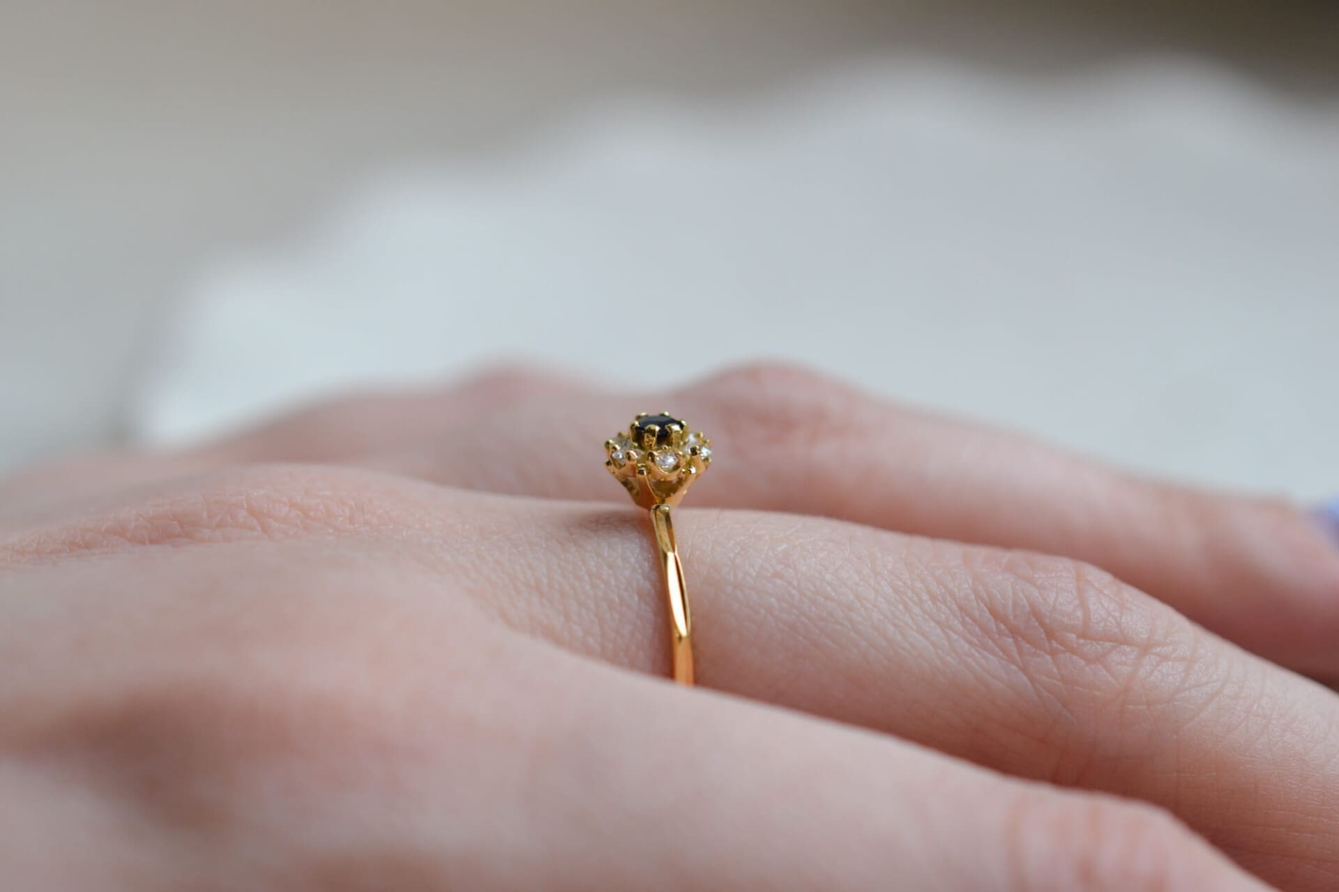 Bague fleur Saphir bleu et Oxydes