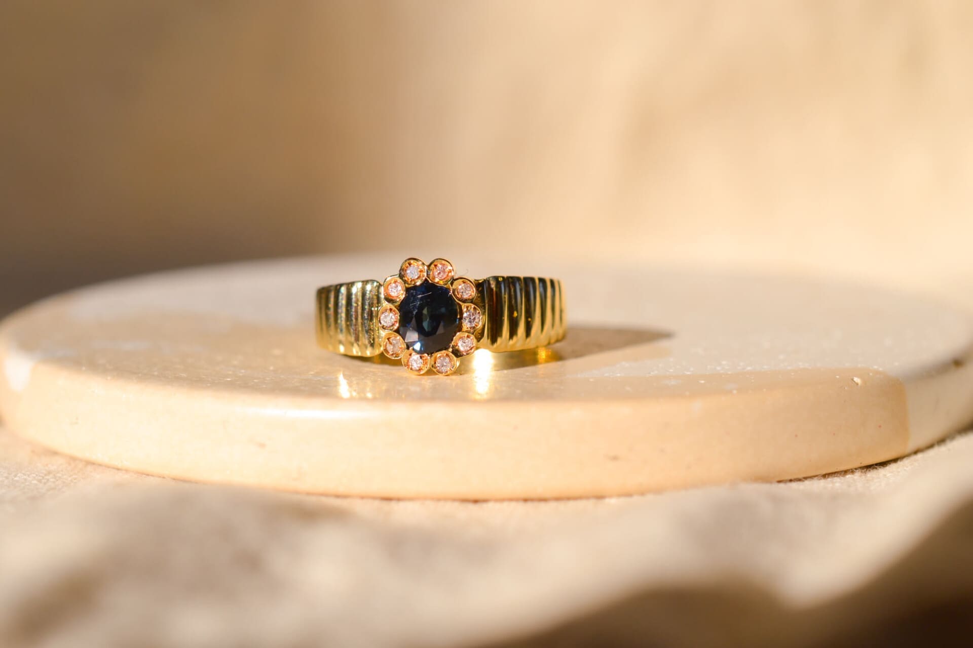 Bague fleur striée Saphir et Diamants