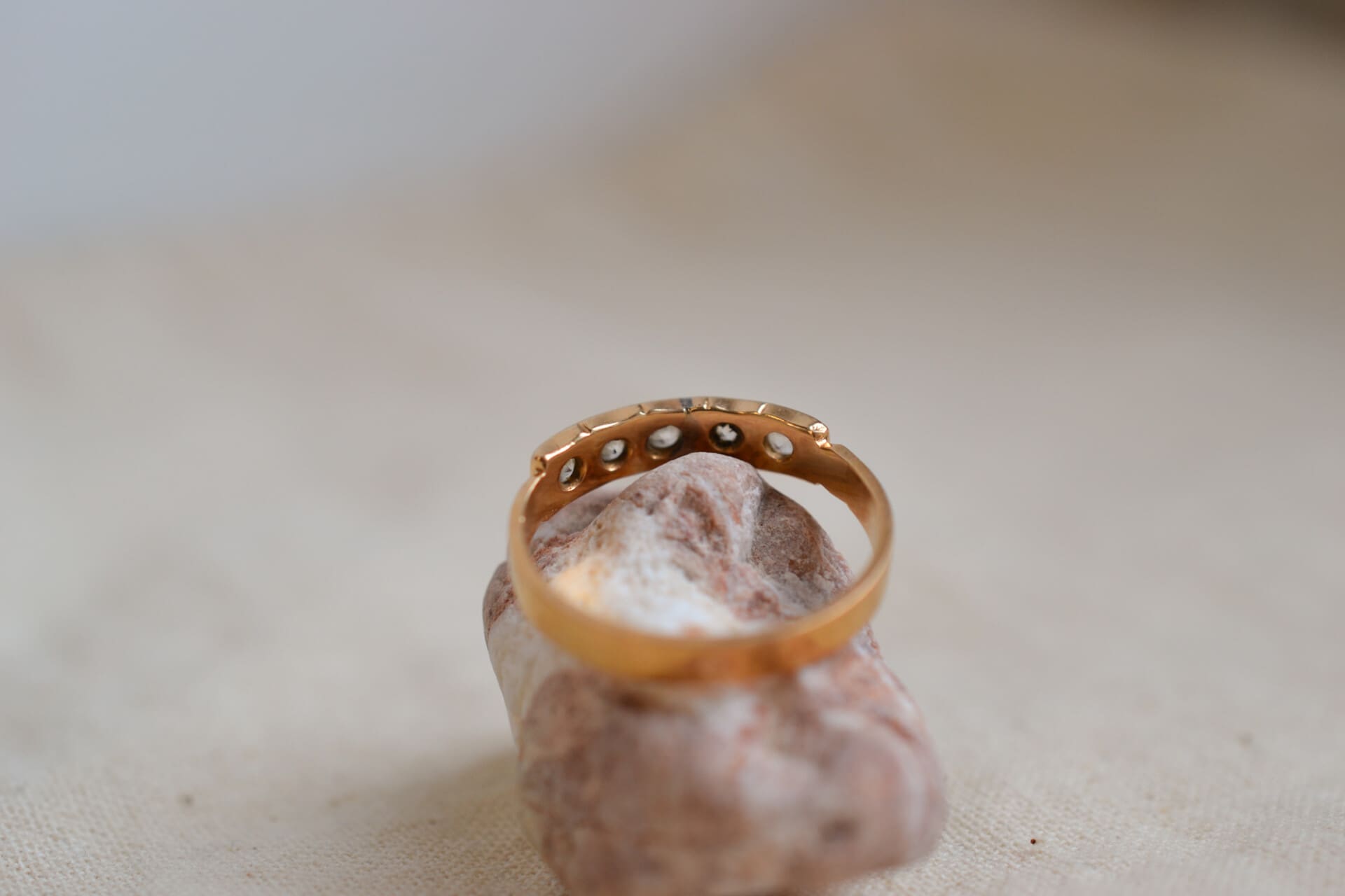 Bague jarretière pierres blanches
