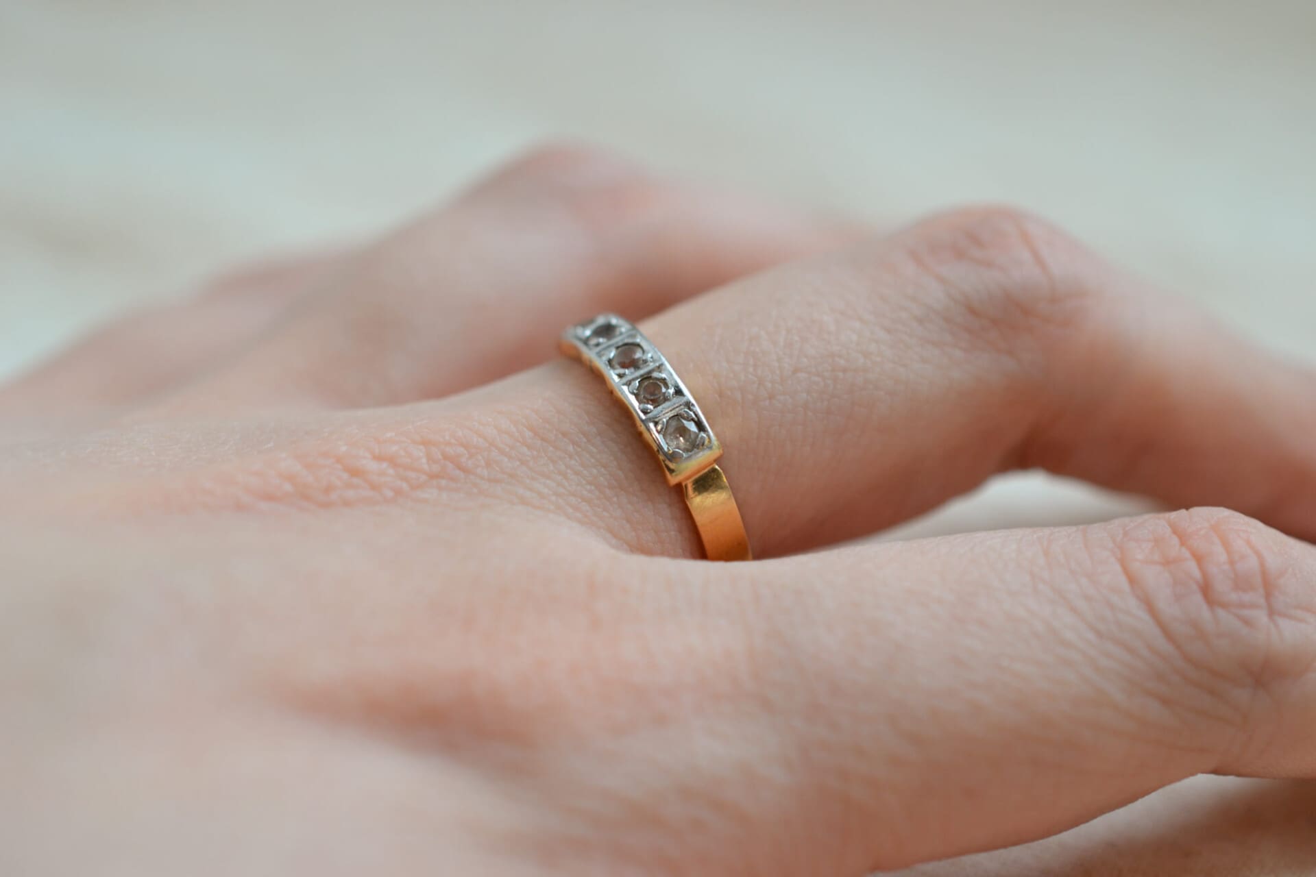 Bague jarretière pierres blanches