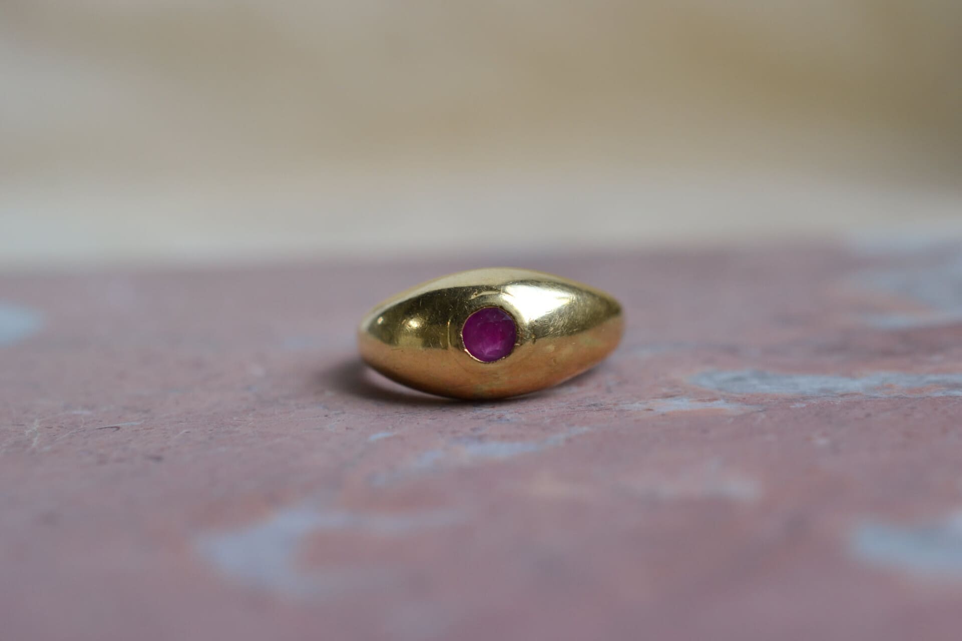 Bague jonc Rubis serti clos