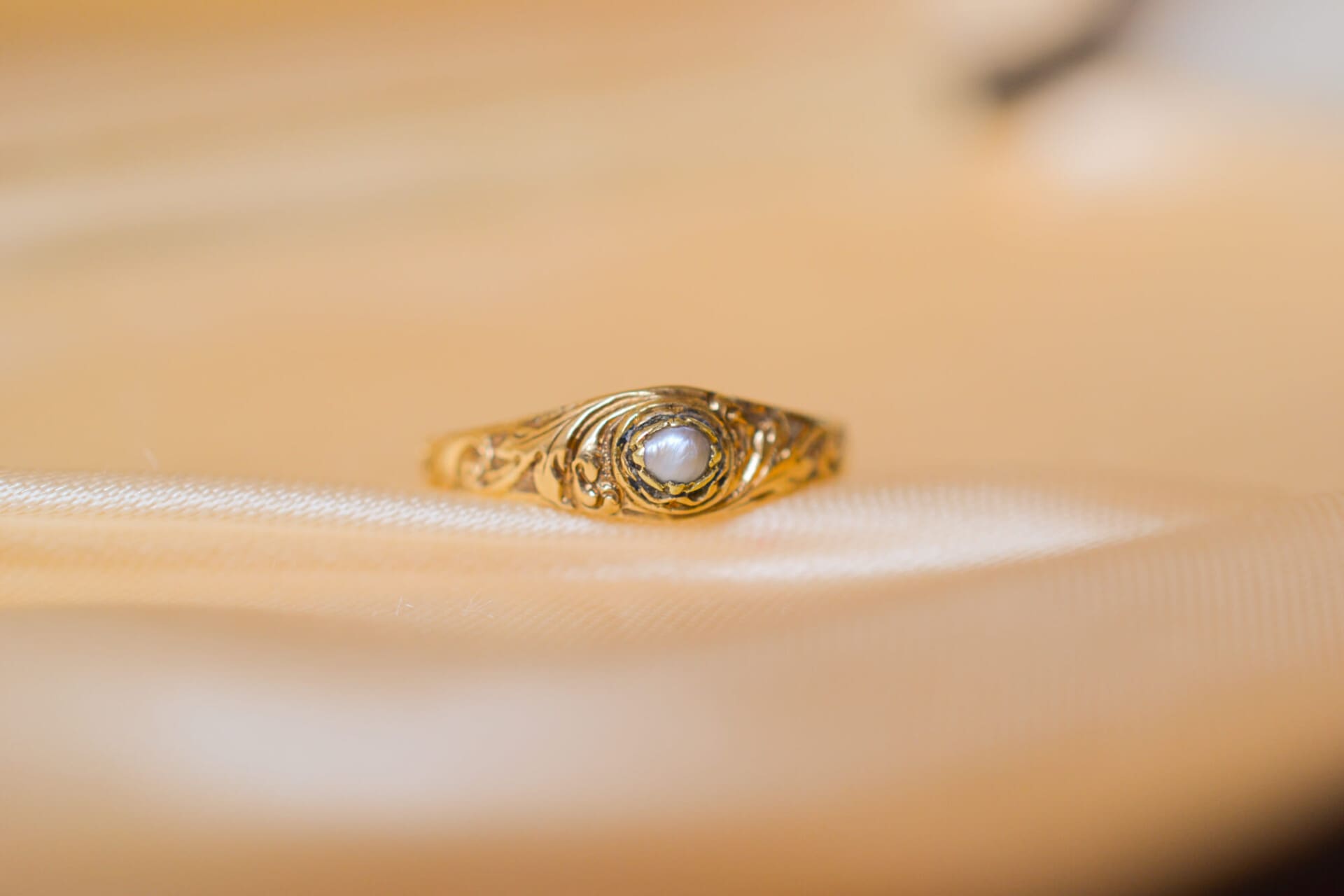 Bague Perle à décor de rinceaux