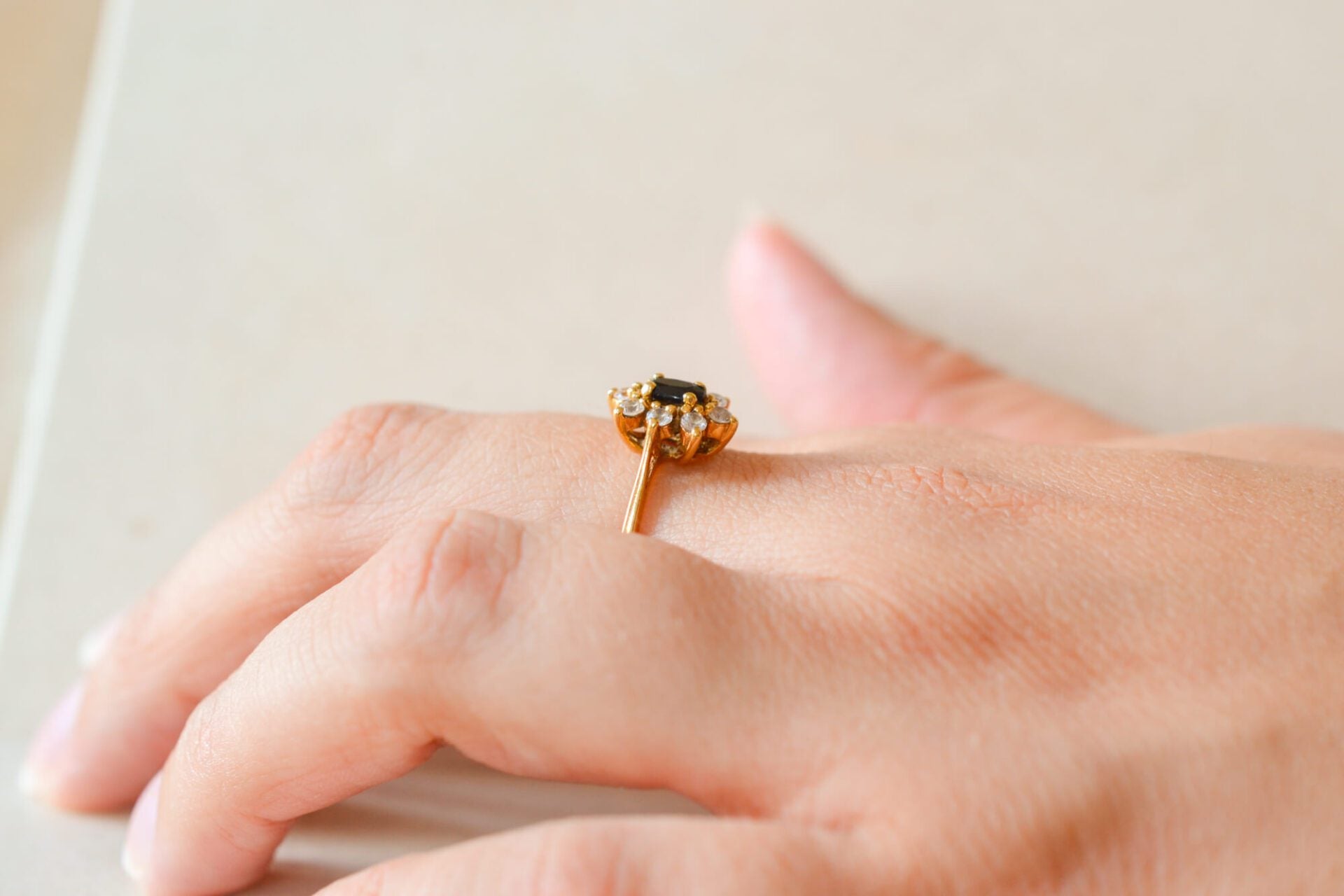 Bague Marguerite Saphir Entourage Pierres Blanches