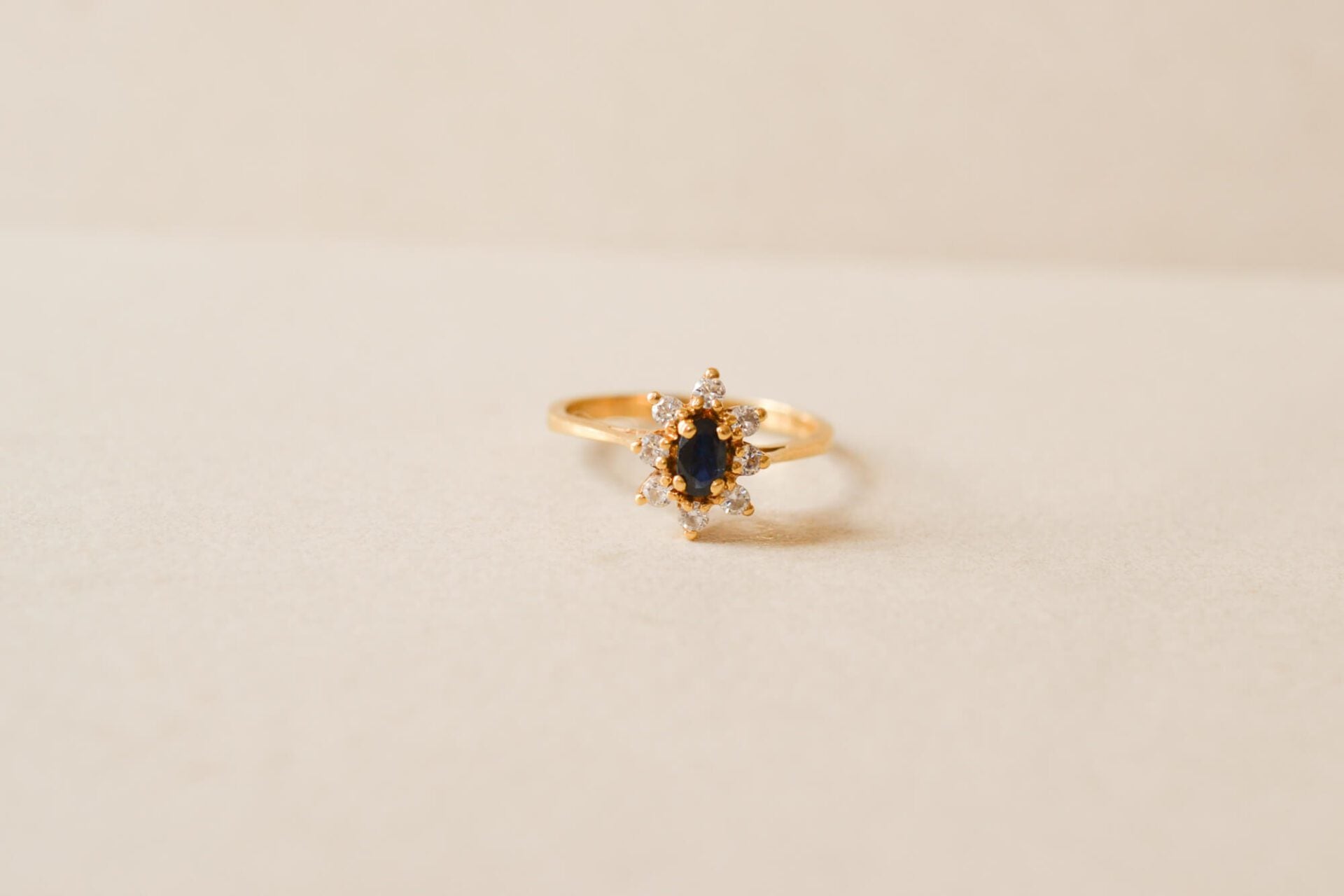 Bague Marguerite Saphir Entourage Pierres Blanches