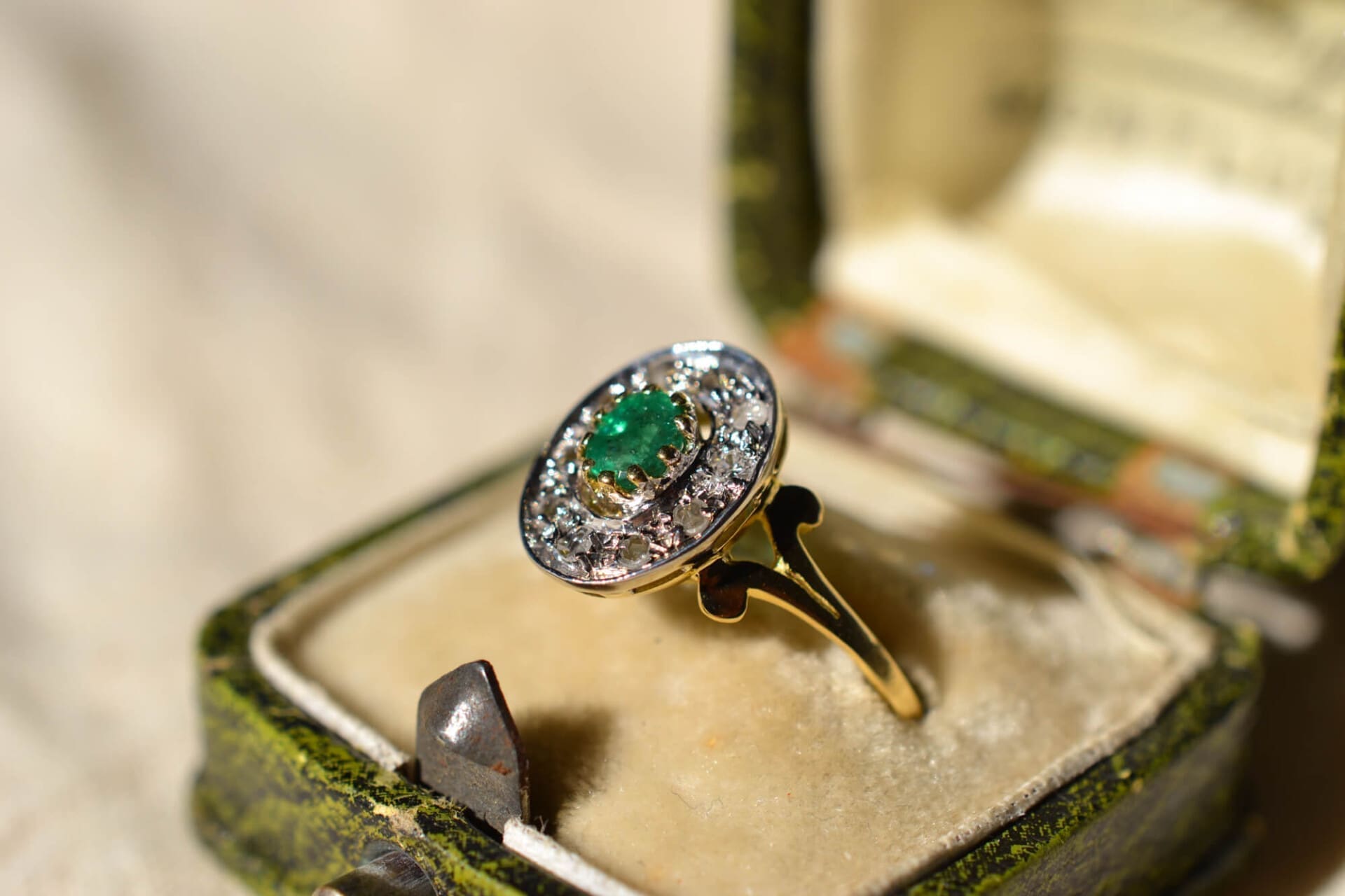 Bague ovale 2 Ors Émeraude et Diamants