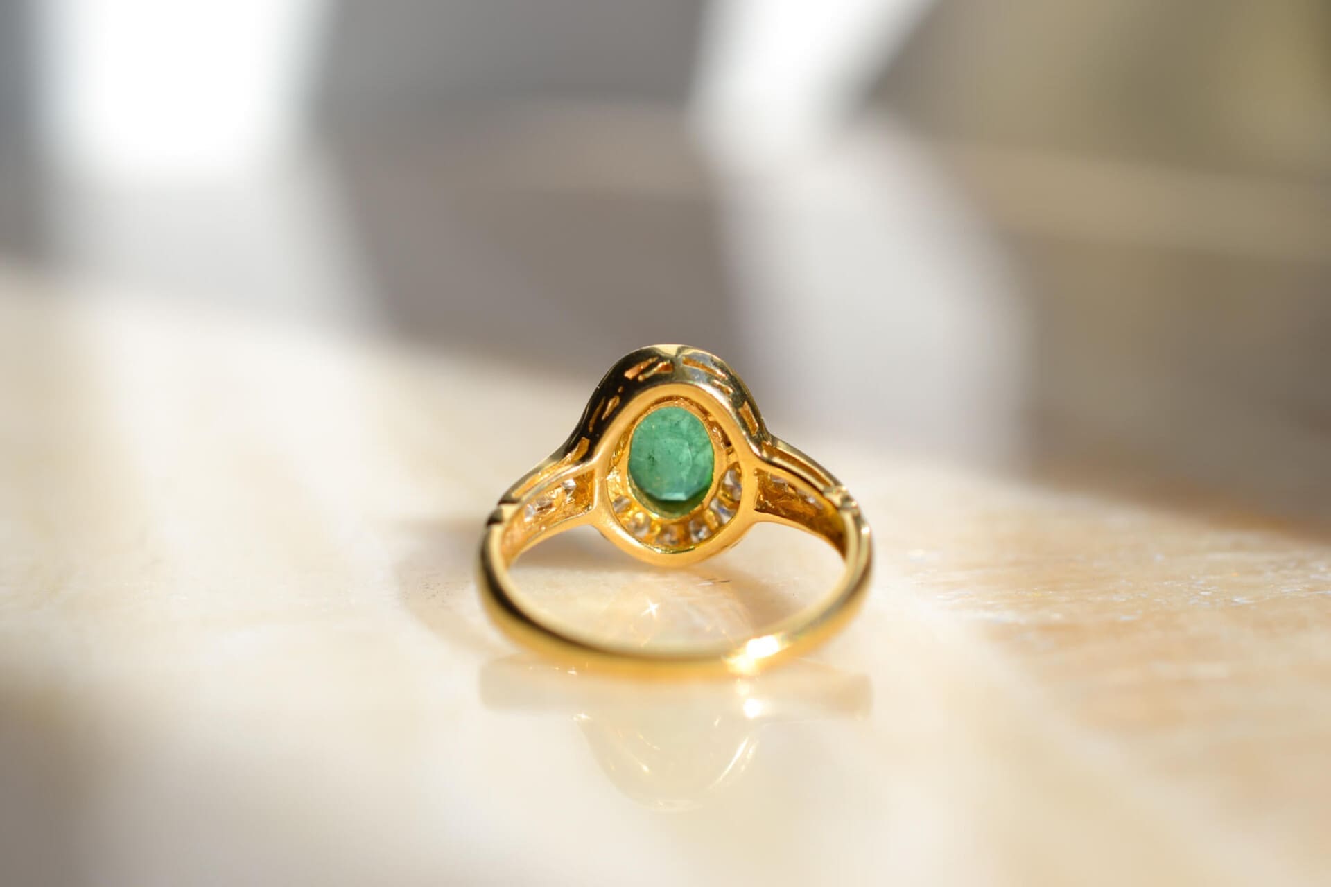 Bague ovale Émeraude et Diamants