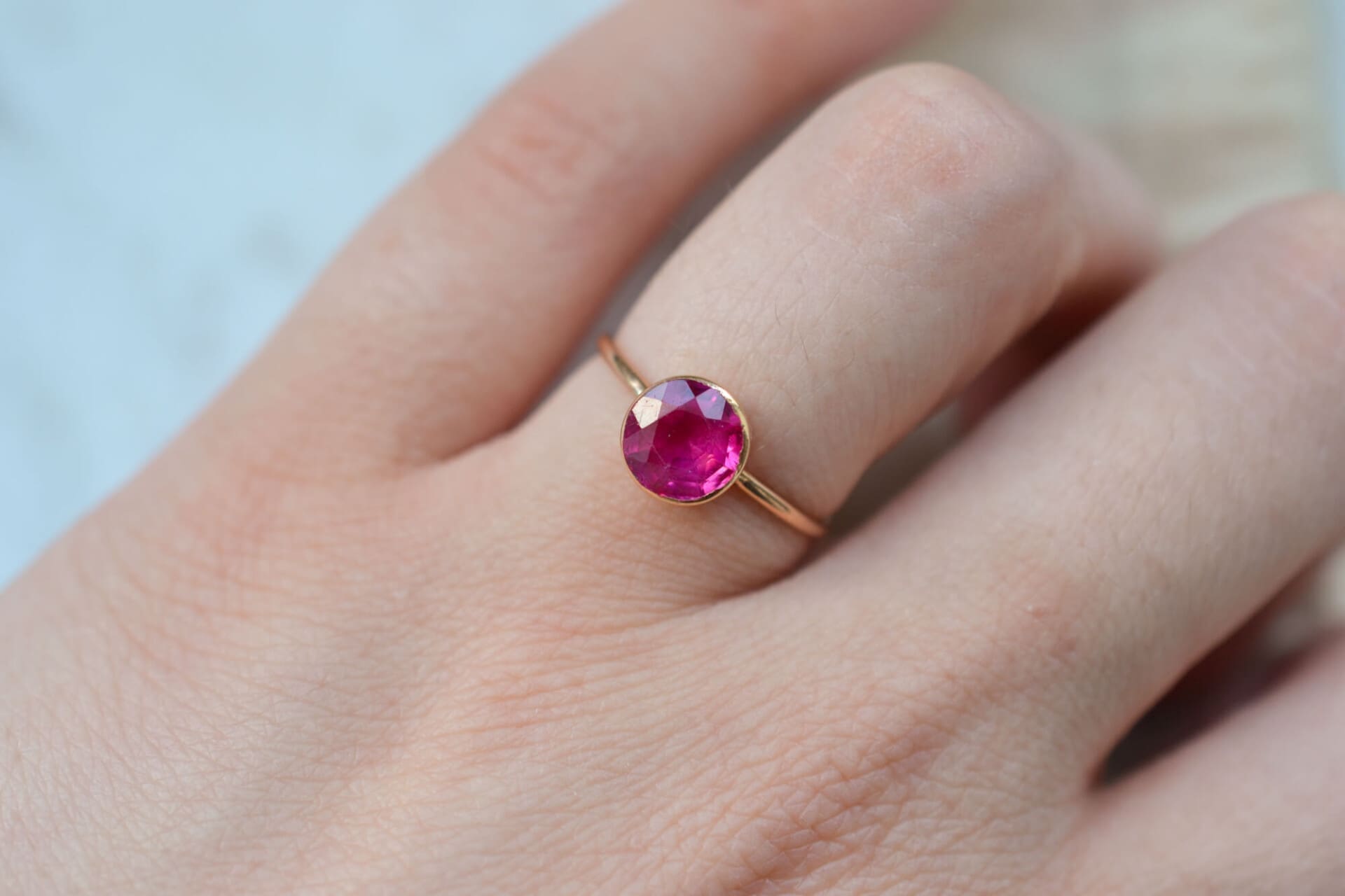 Bague pierre rouge sertie clos