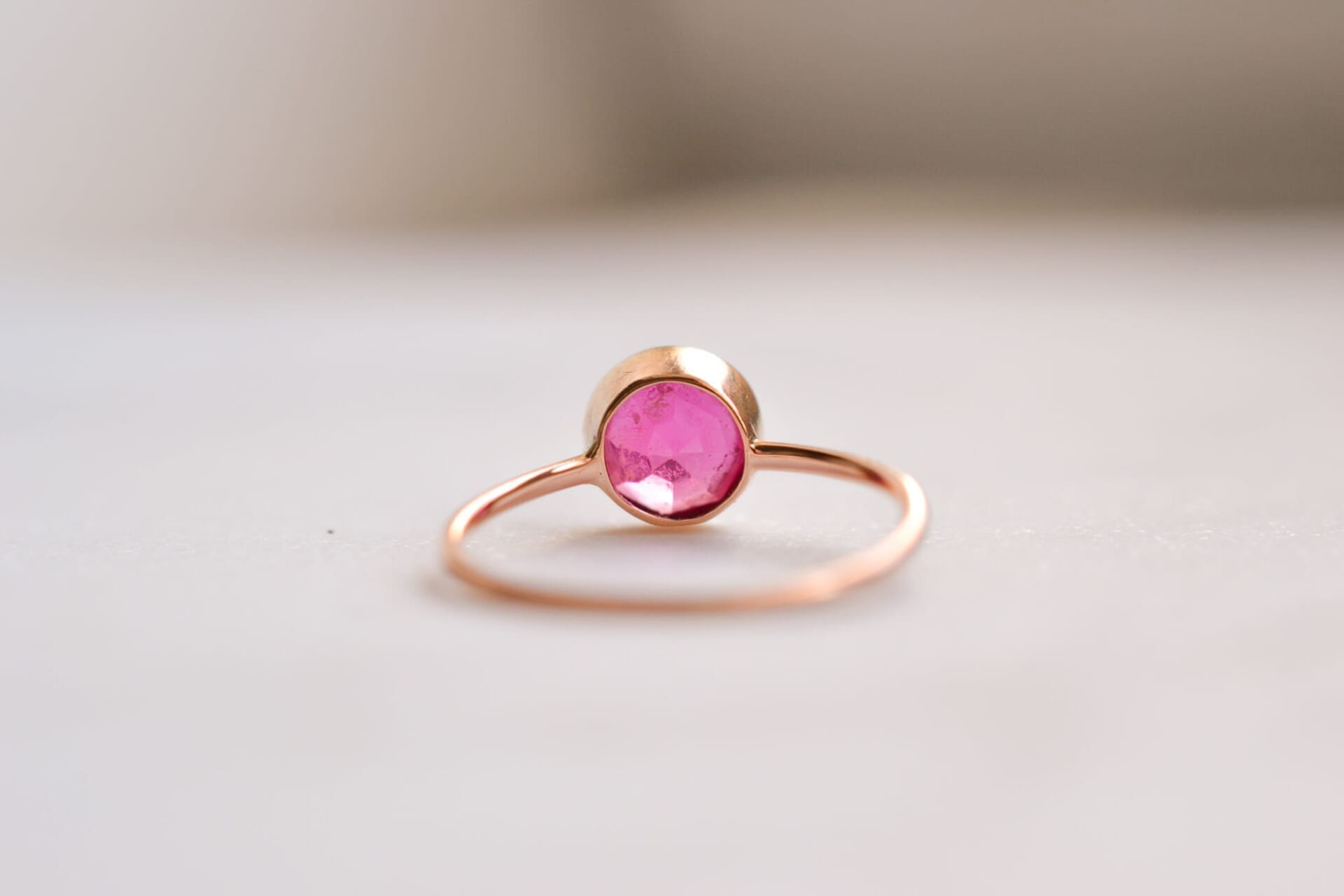 Bague pierre rouge sertie clos
