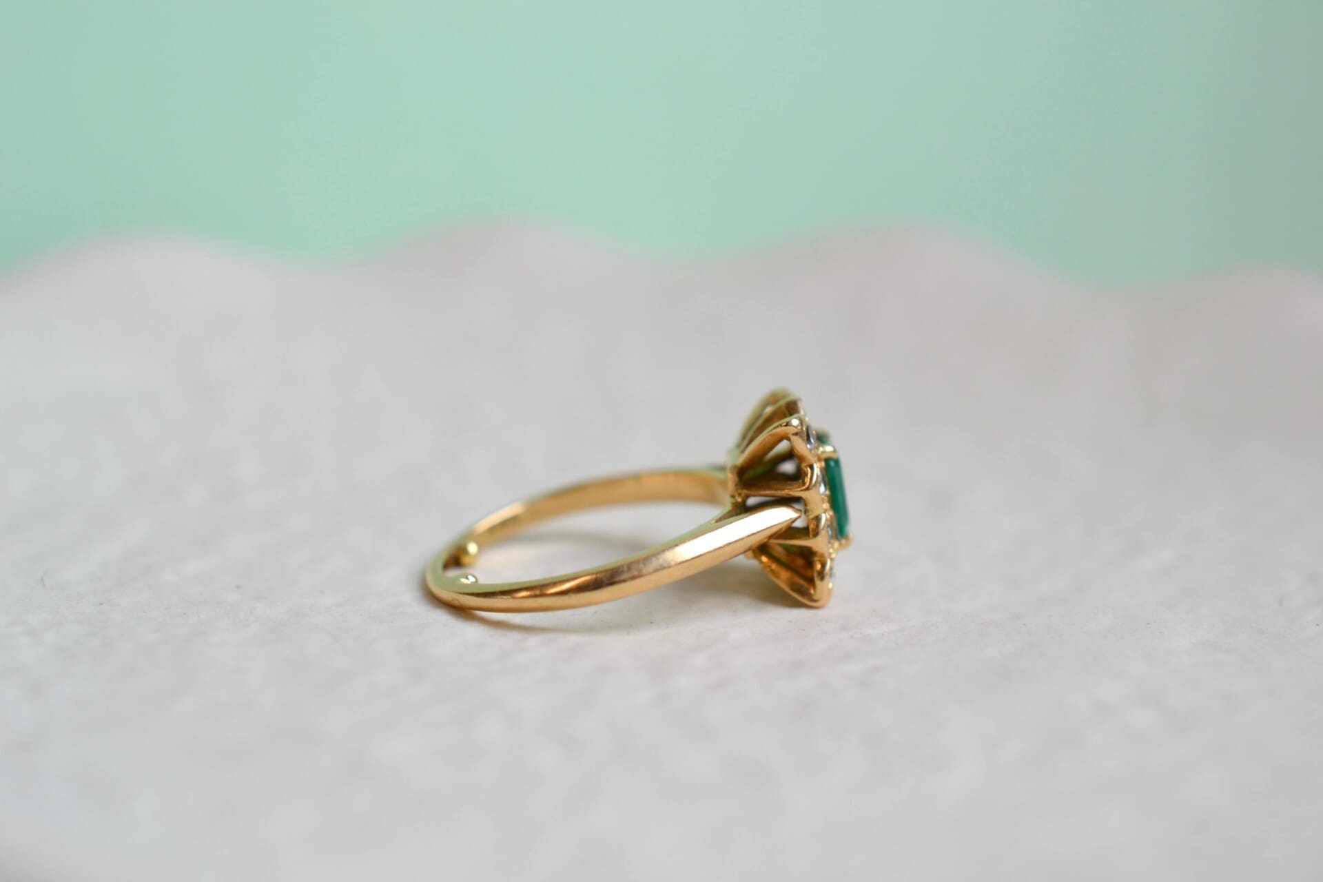 Bague Marguerite rectangulaire Émeraude et Diamants
