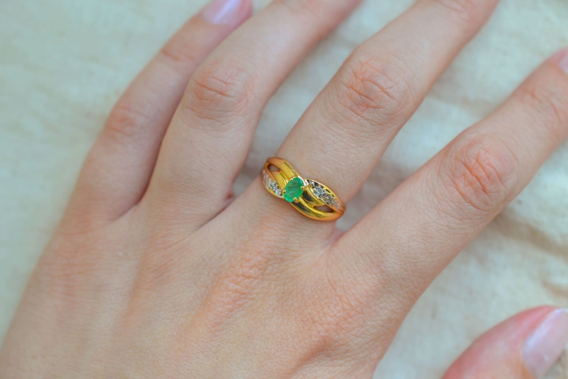 Bague rubans Émeraude et Diamants