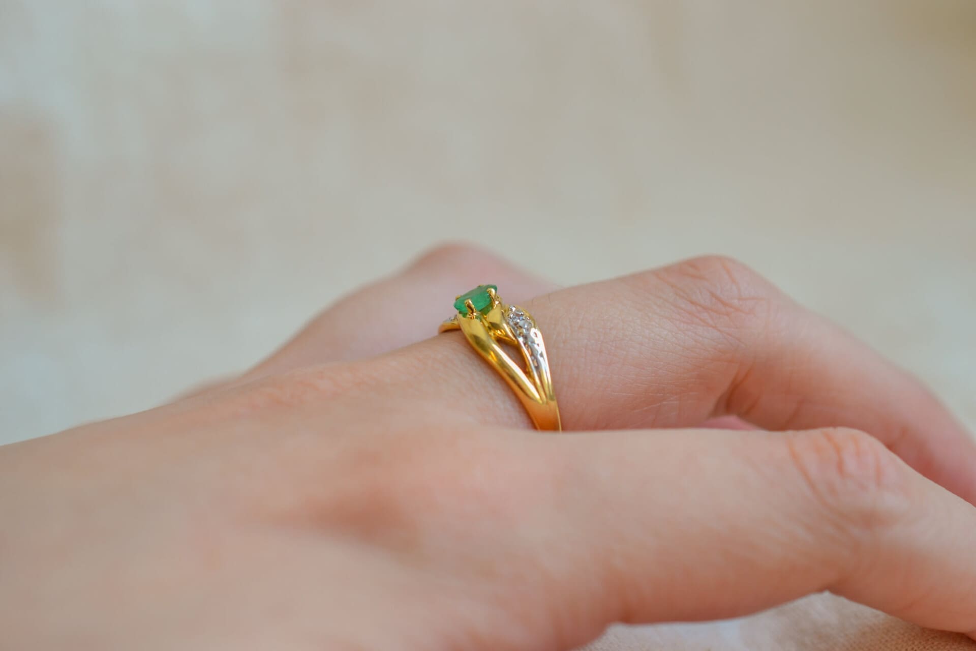 Bague rubans Émeraude et Diamants
