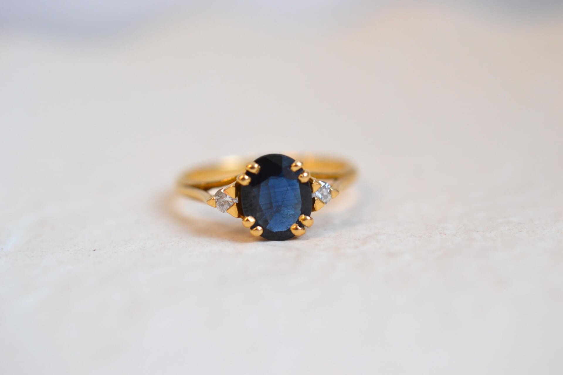 Bague Saphir ovale et Diamants