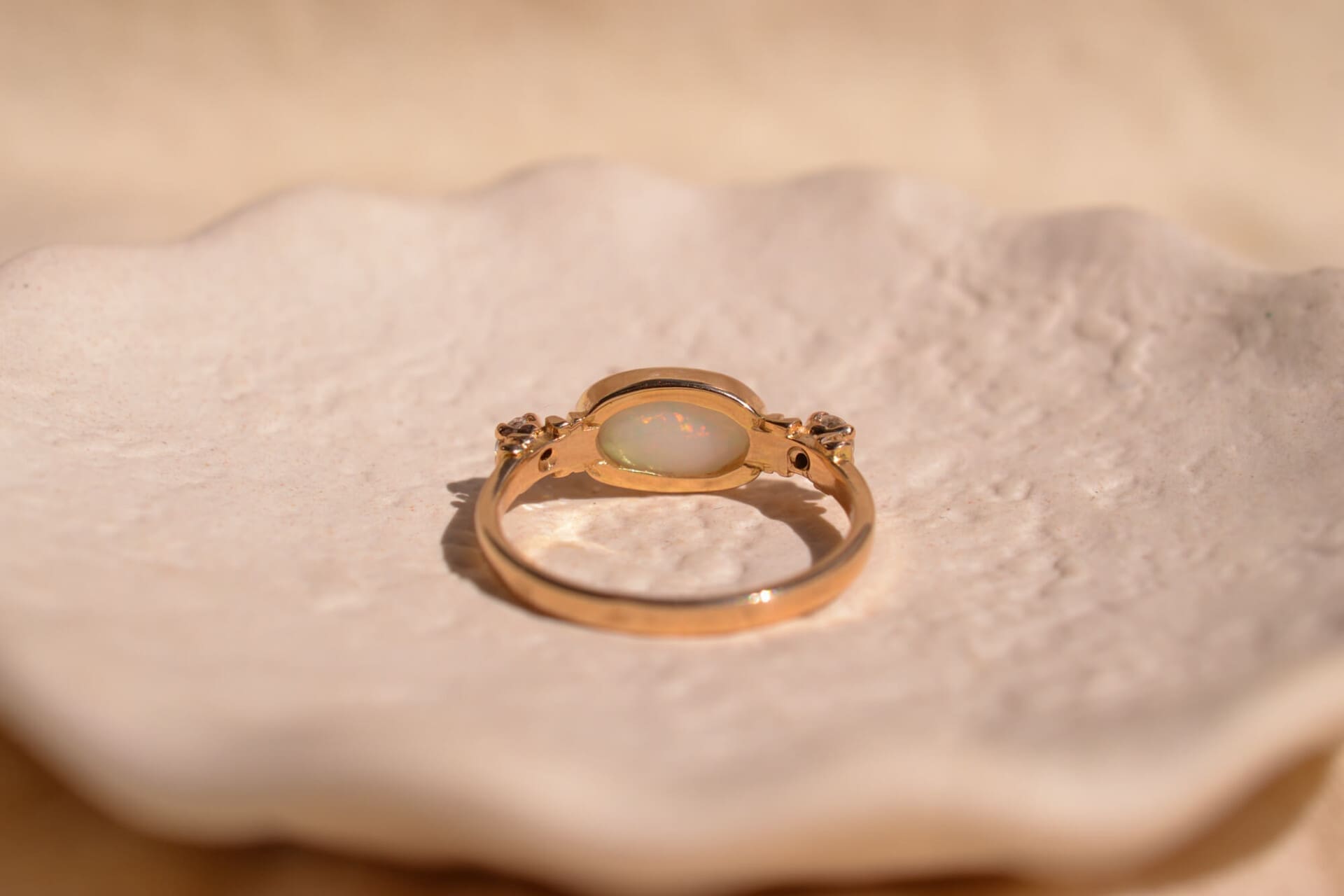 Bague Opale taille ovale et Oxydes
