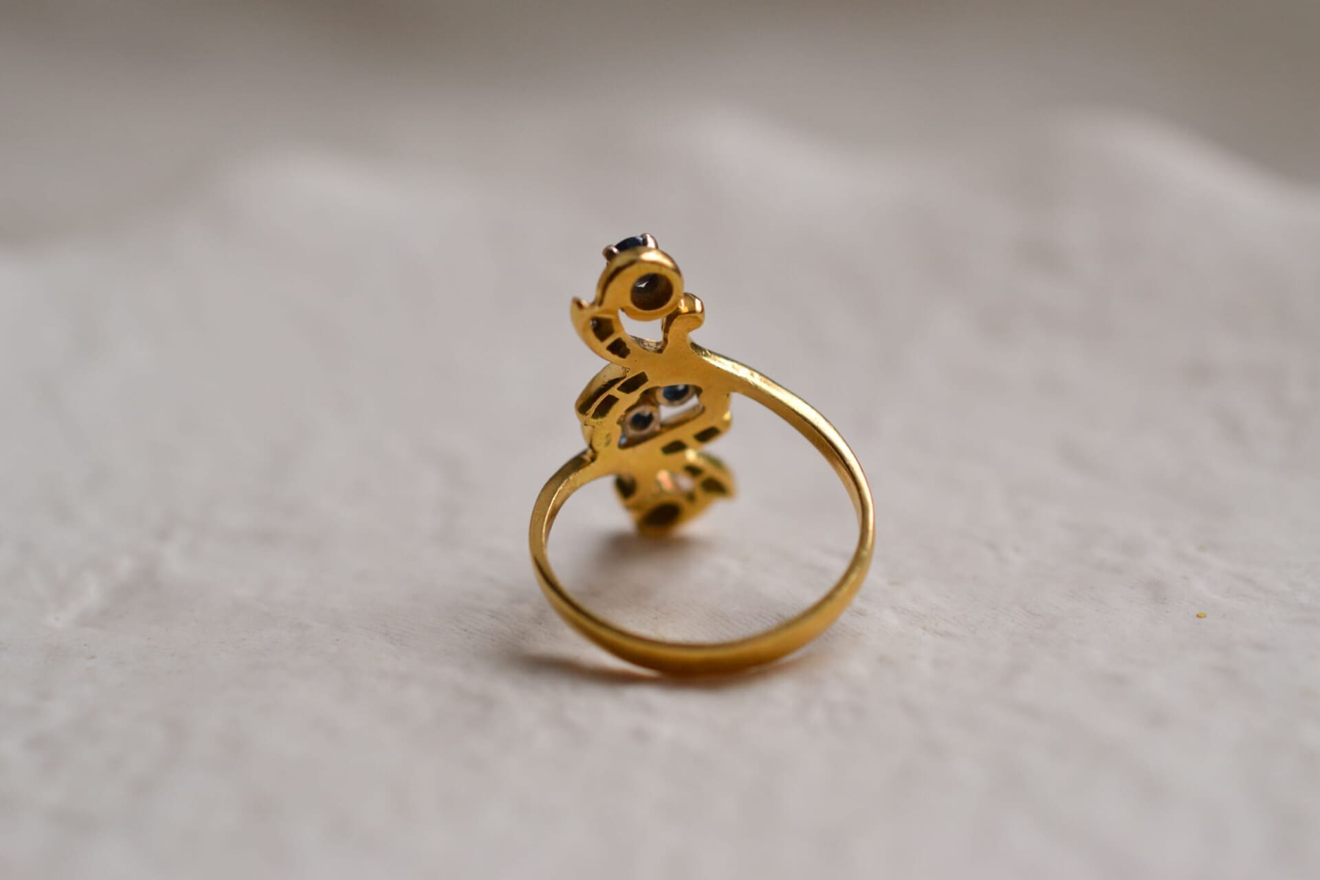 Bague style Art Nouveau Saphirs et Diamants