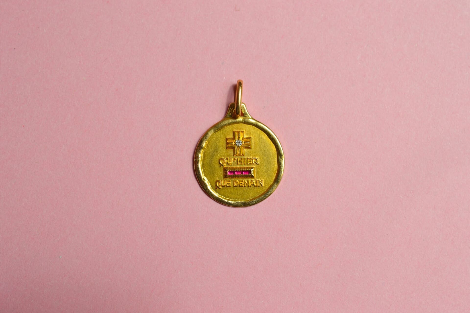 Médaille + qu'hier - que demain