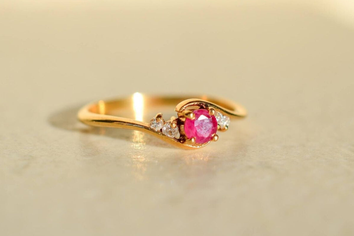Bague volutes Rubis Diamants