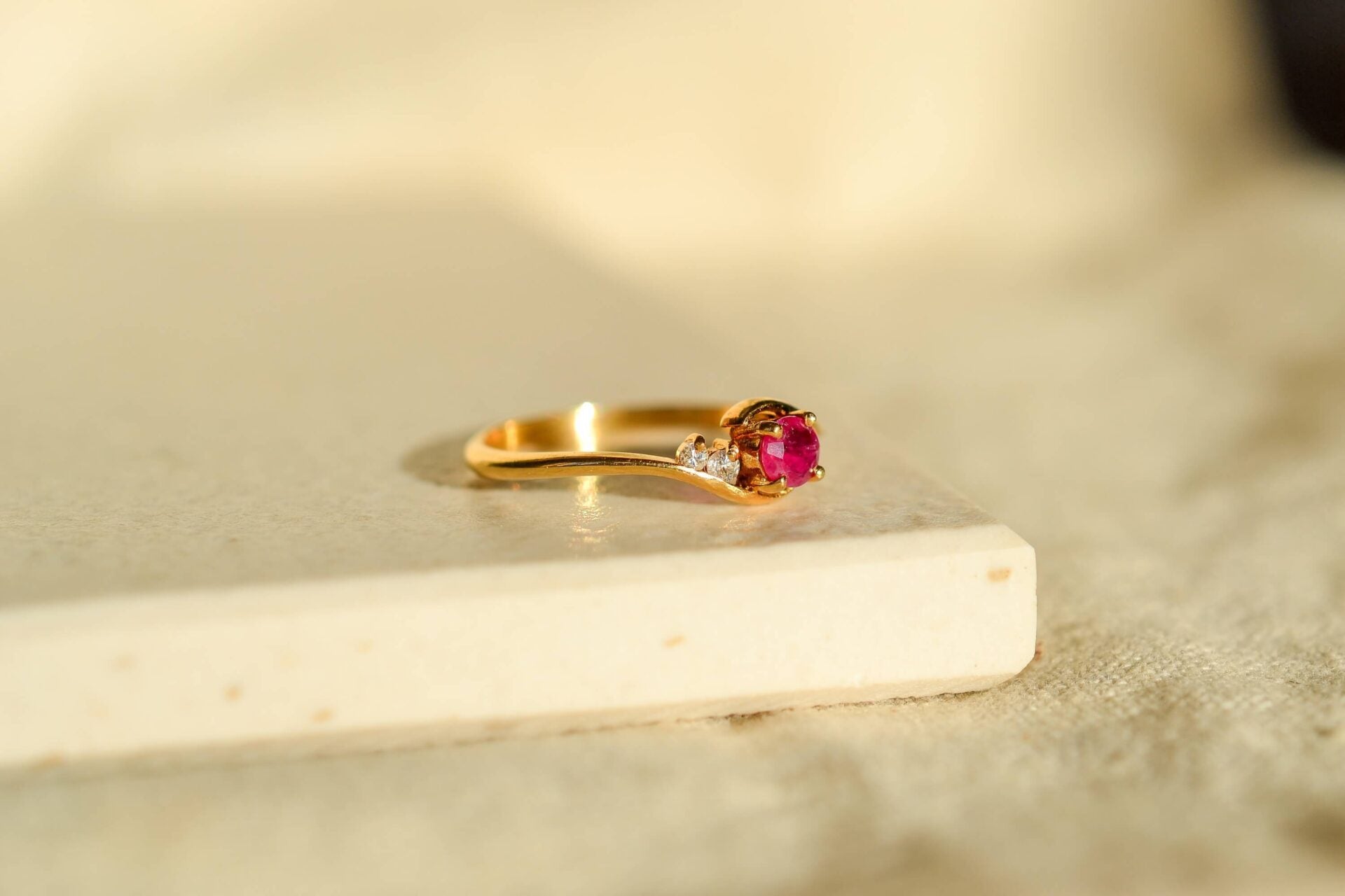 Bague volutes Rubis Diamants